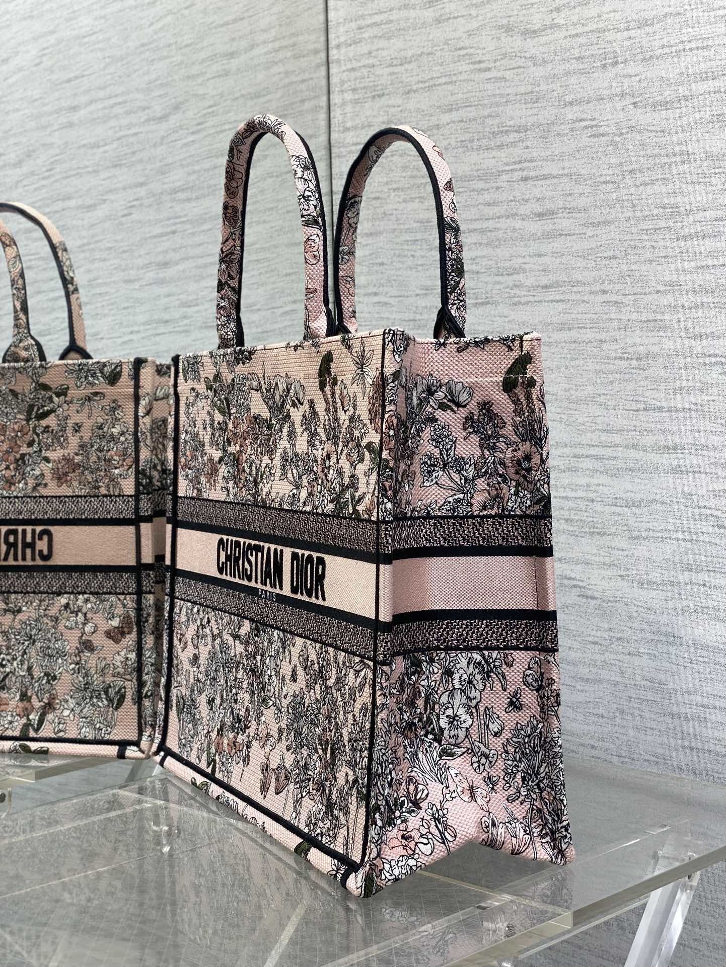 大号现货‼️ Tote最新春夏系列,百花园刺绣图案,夏日气息扑面而来,高级的拼色,标志性的字母,超大容量