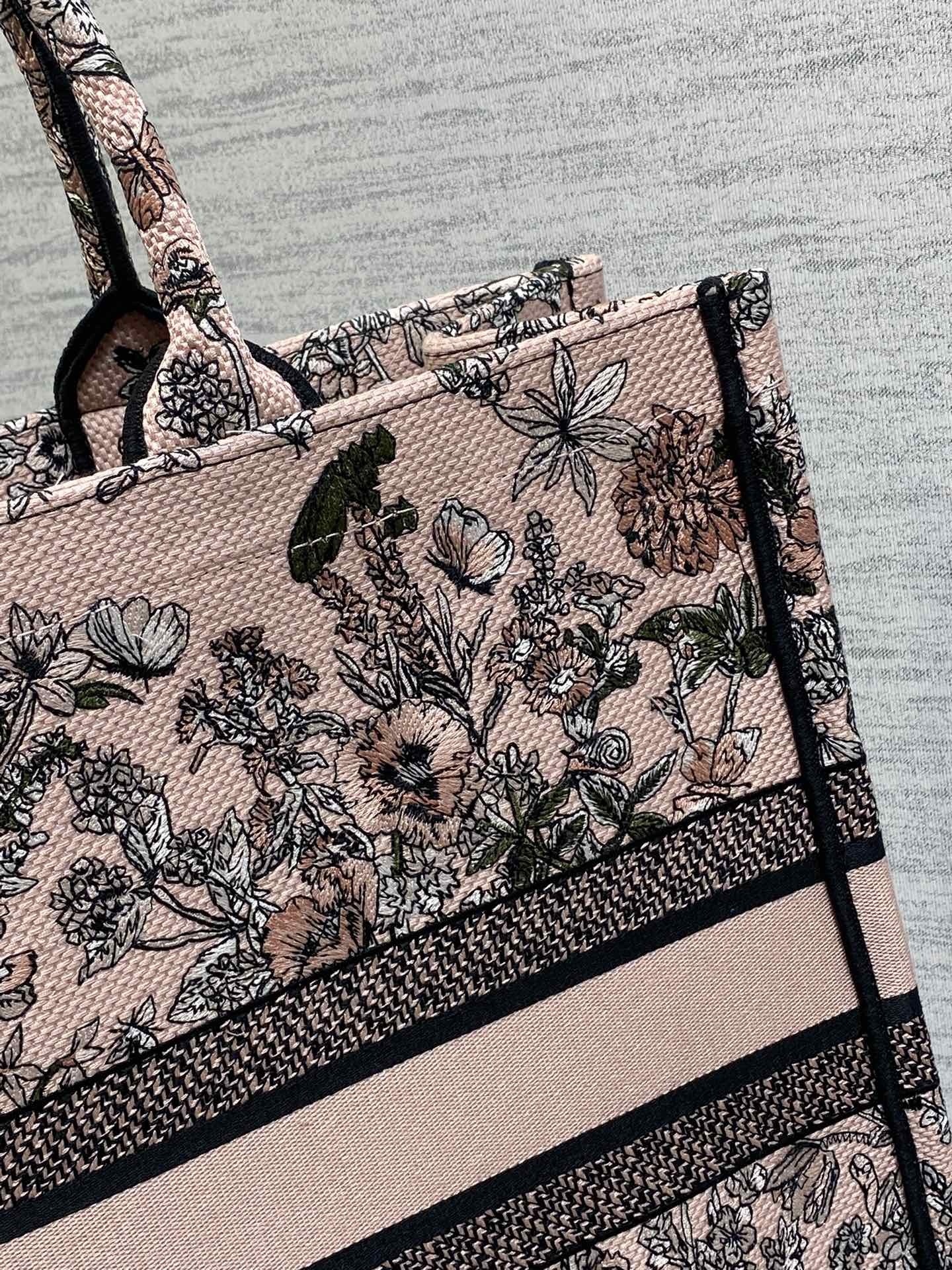 大号现货‼️ Tote最新春夏系列,百花园刺绣图案,夏日气息扑面而来,高级的拼色,标志性的字母,超大容量