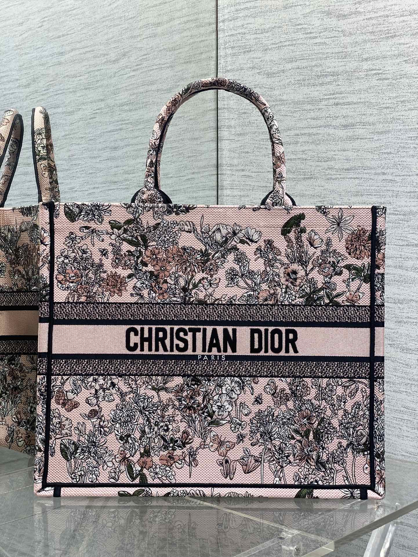 大号现货‼️ Tote最新春夏系列，百花园刺绣图案，夏日气息扑面而来，高级的拼色，标志性的字母，超大容量