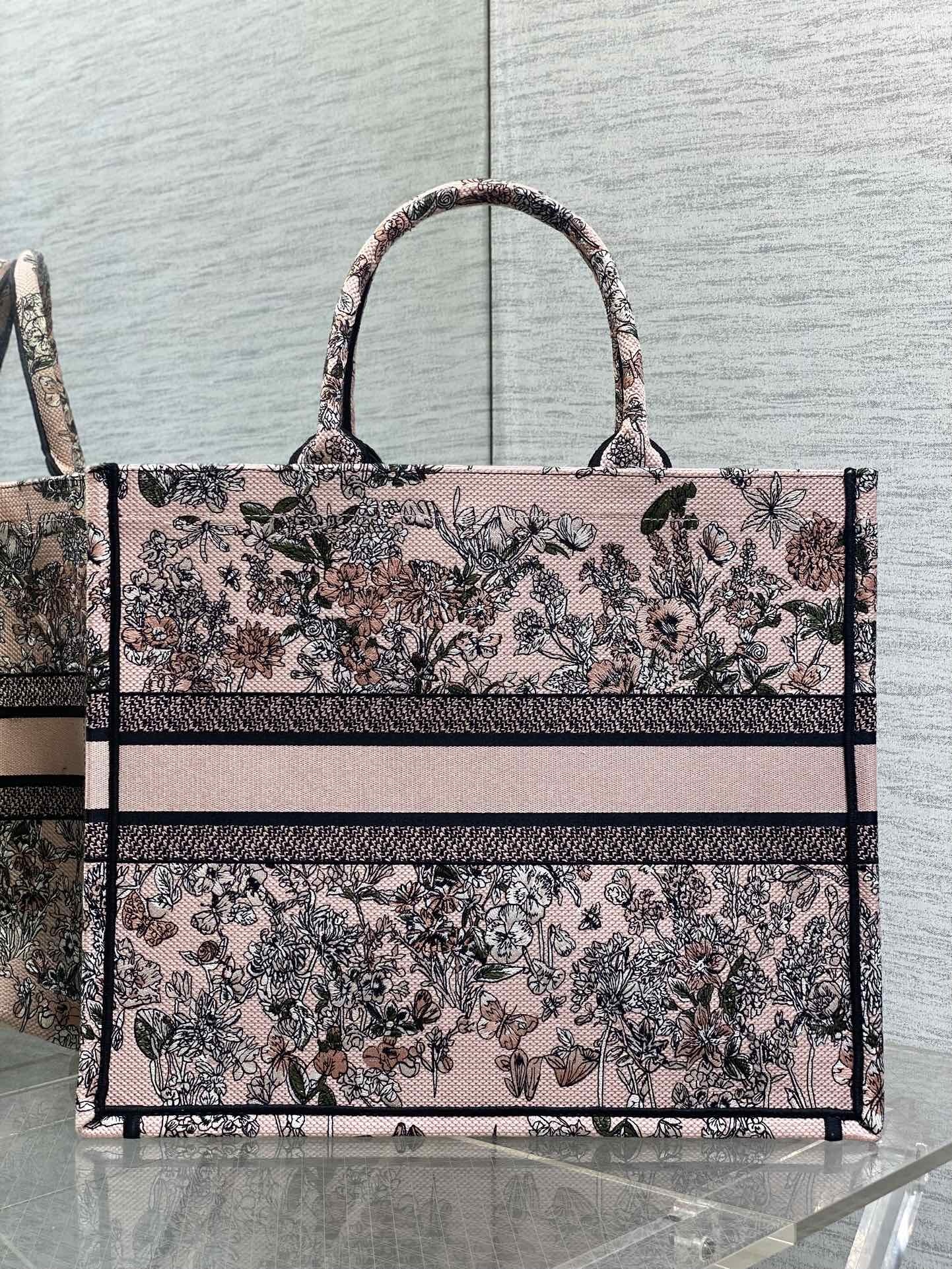 大号现货‼️ Tote最新春夏系列,百花园刺绣图案,夏日气息扑面而来,高级的拼色,标志性的字母,超大容量