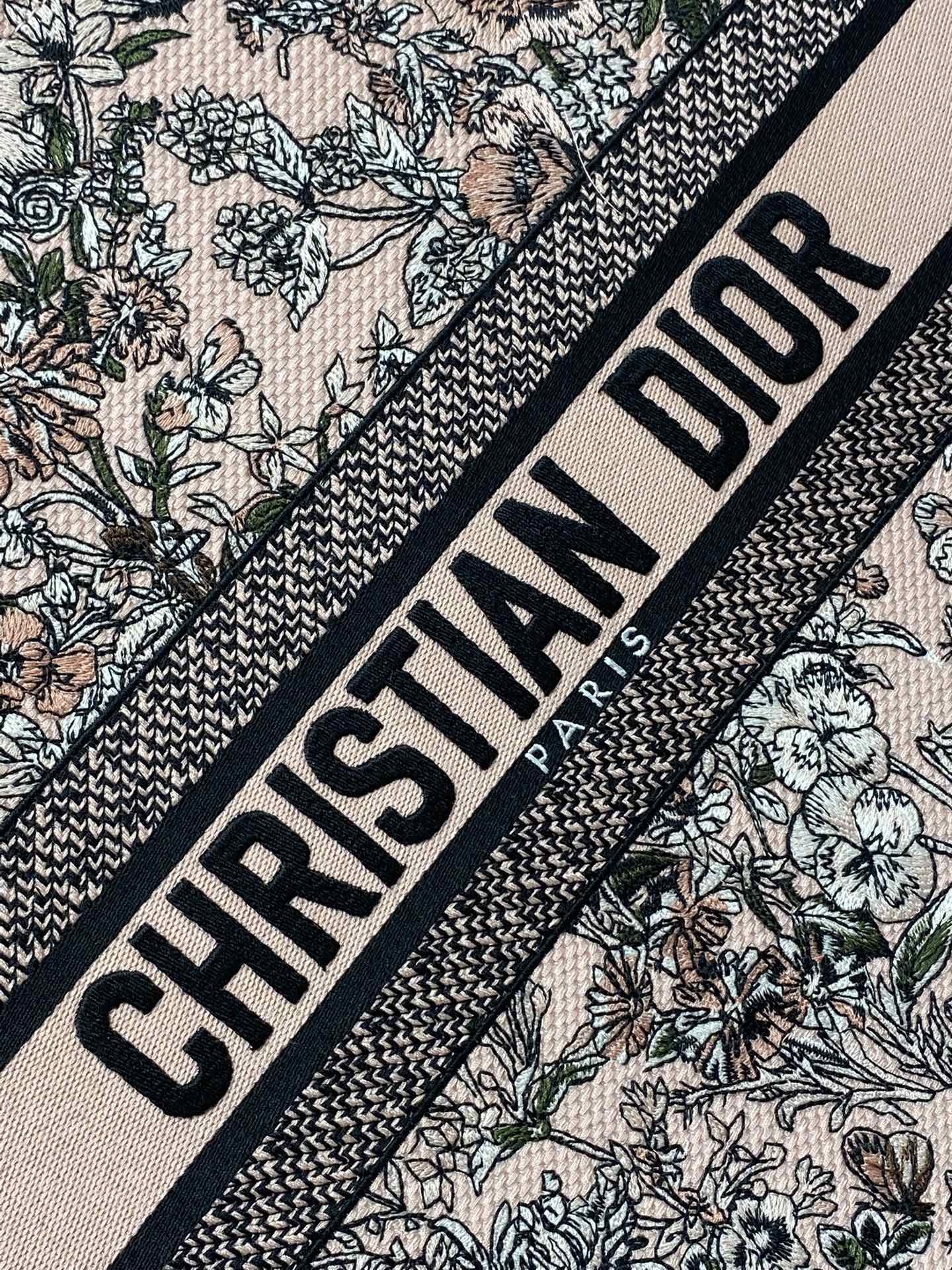 大号现货‼️ Tote最新春夏系列,百花园刺绣图案,夏日气息扑面而来,高级的拼色,标志性的字母,超大容量