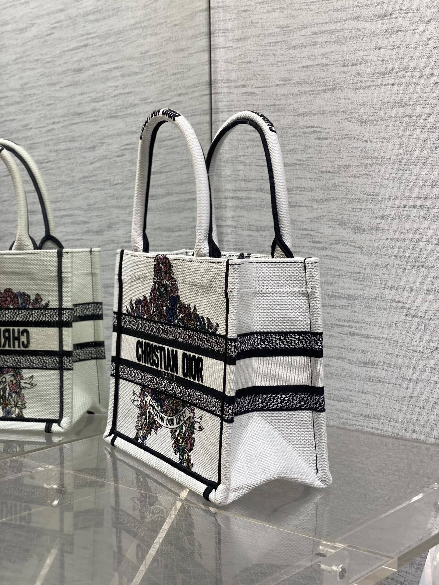 小号现货‼️Tote最新尺寸小号,被种草了这个包🌿,比原本的小号短一点,显得非常秀气😘,既保留了小包的精