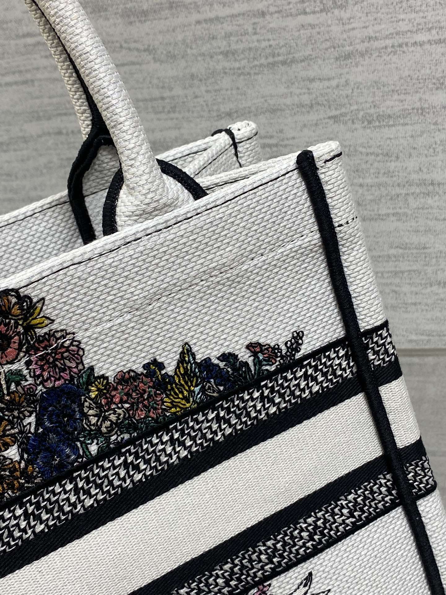 小号现货‼️Tote最新尺寸小号,被种草了这个包🌿,比原本的小号短一点,显得非常秀气😘,既保留了小包的精