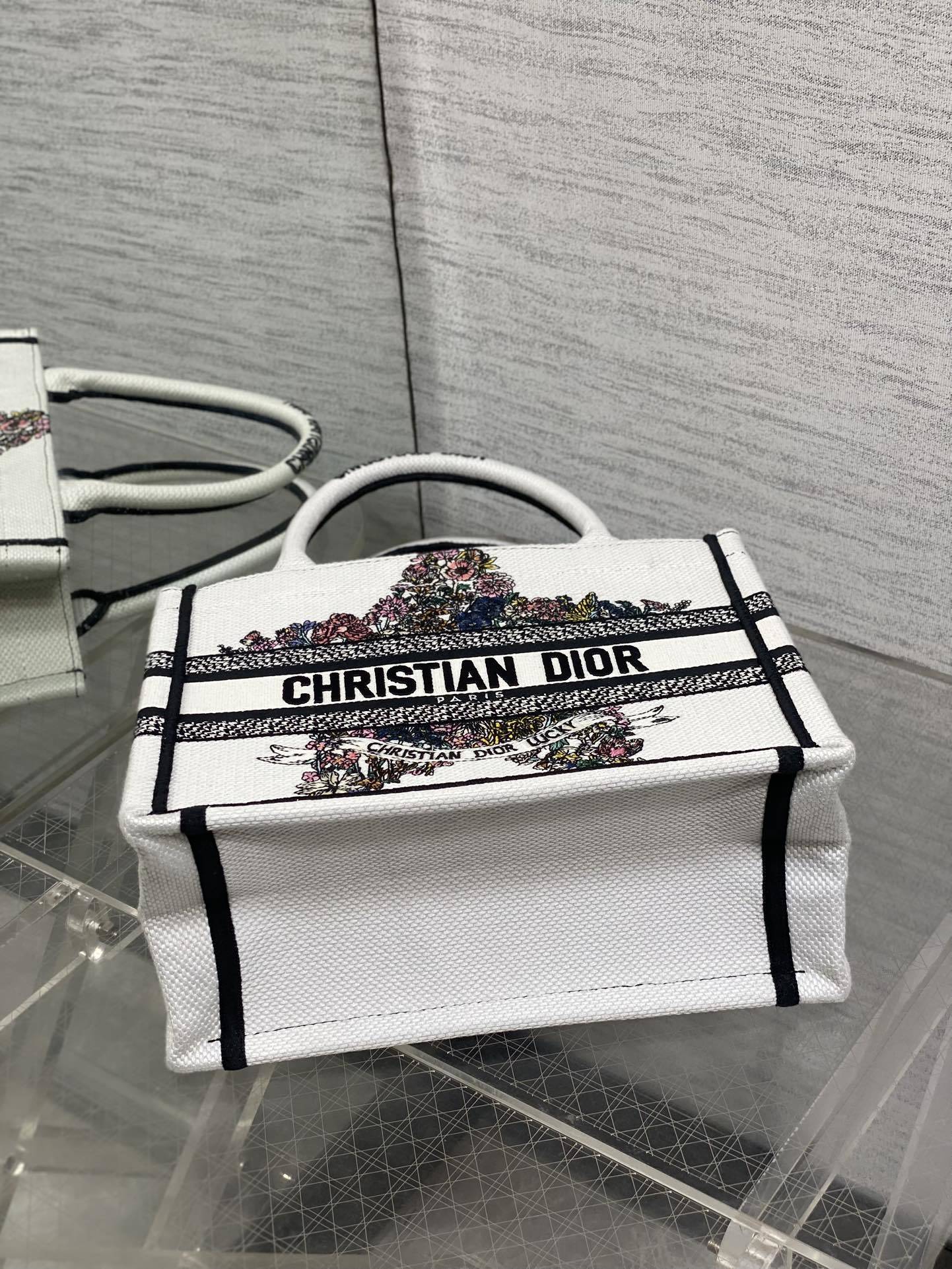 小号现货‼️Tote最新尺寸小号,被种草了这个包🌿,比原本的小号短一点,显得非常秀气😘,既保留了小包的精