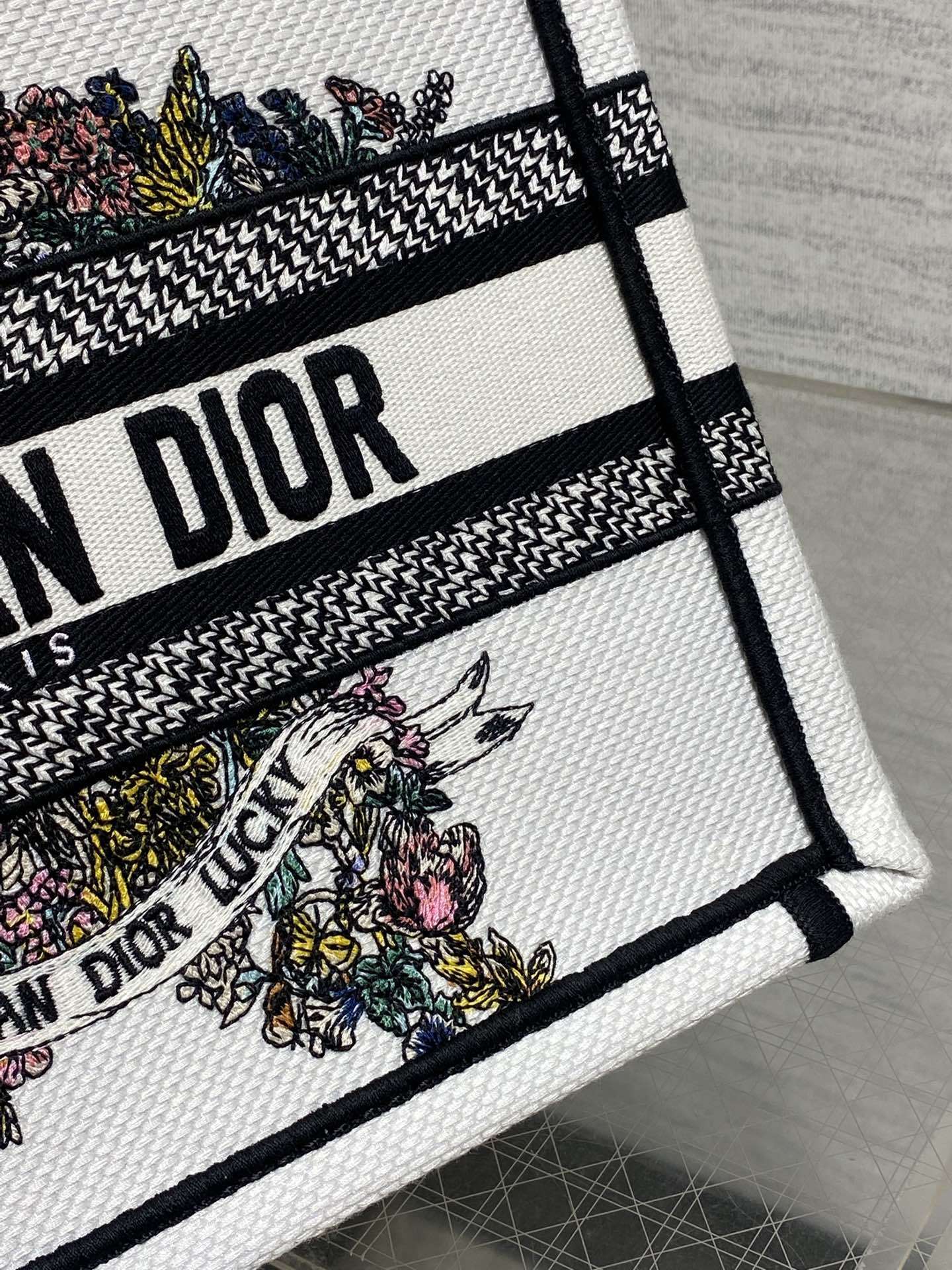 小号现货‼️Tote最新尺寸小号,被种草了这个包🌿,比原本的小号短一点,显得非常秀气😘,既保留了小包的精