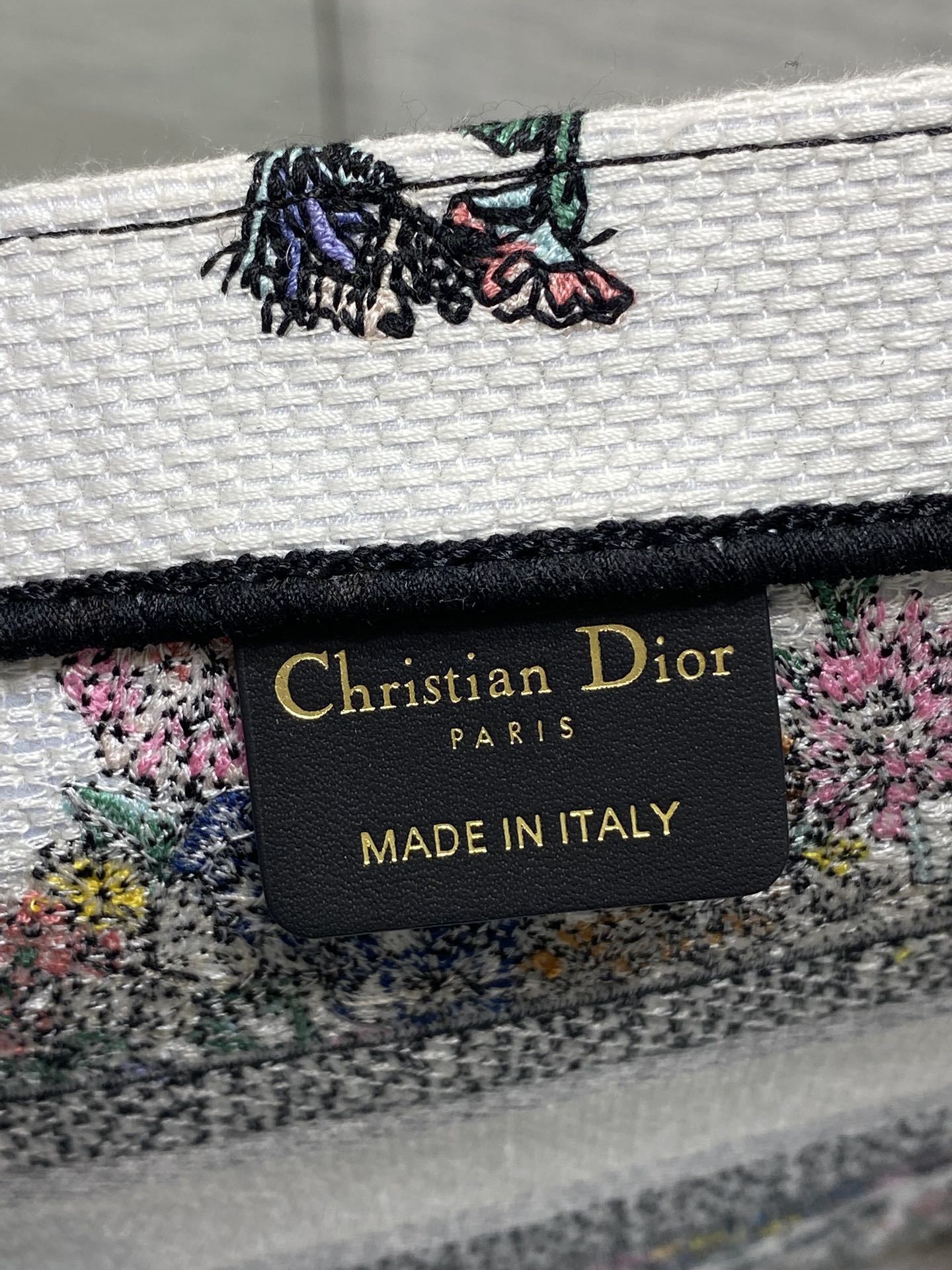 小号现货‼️Tote最新尺寸小号,被种草了这个包🌿,比原本的小号短一点,显得非常秀气😘,既保留了小包的精