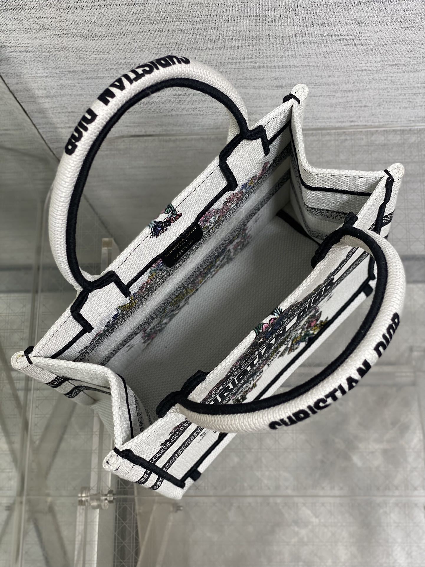 小号现货‼️Tote最新尺寸小号,被种草了这个包🌿,比原本的小号短一点,显得非常秀气😘,既保留了小包的精