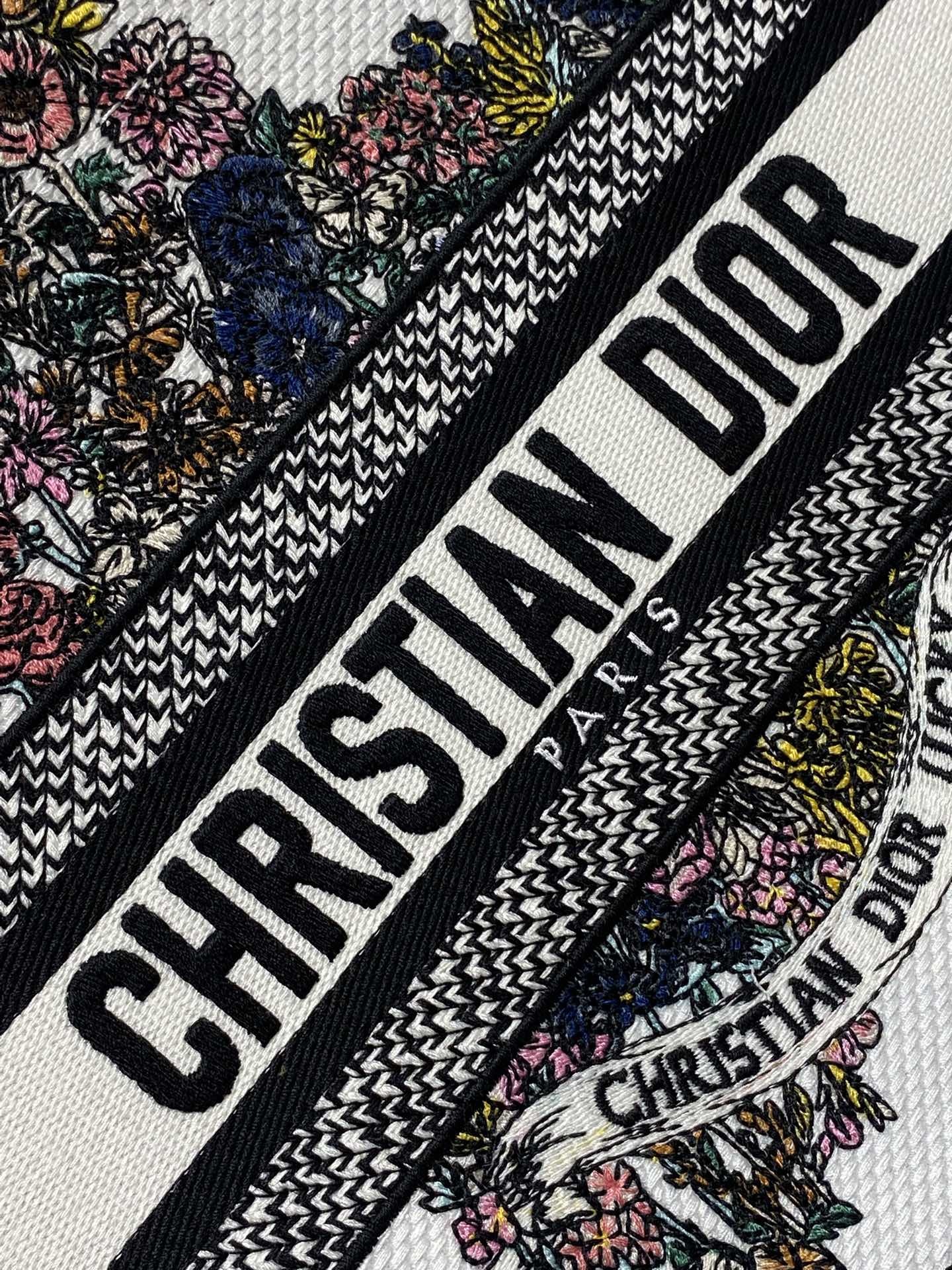 小号现货‼️Tote最新尺寸小号,被种草了这个包🌿,比原本的小号短一点,显得非常秀气😘,既保留了小包的精