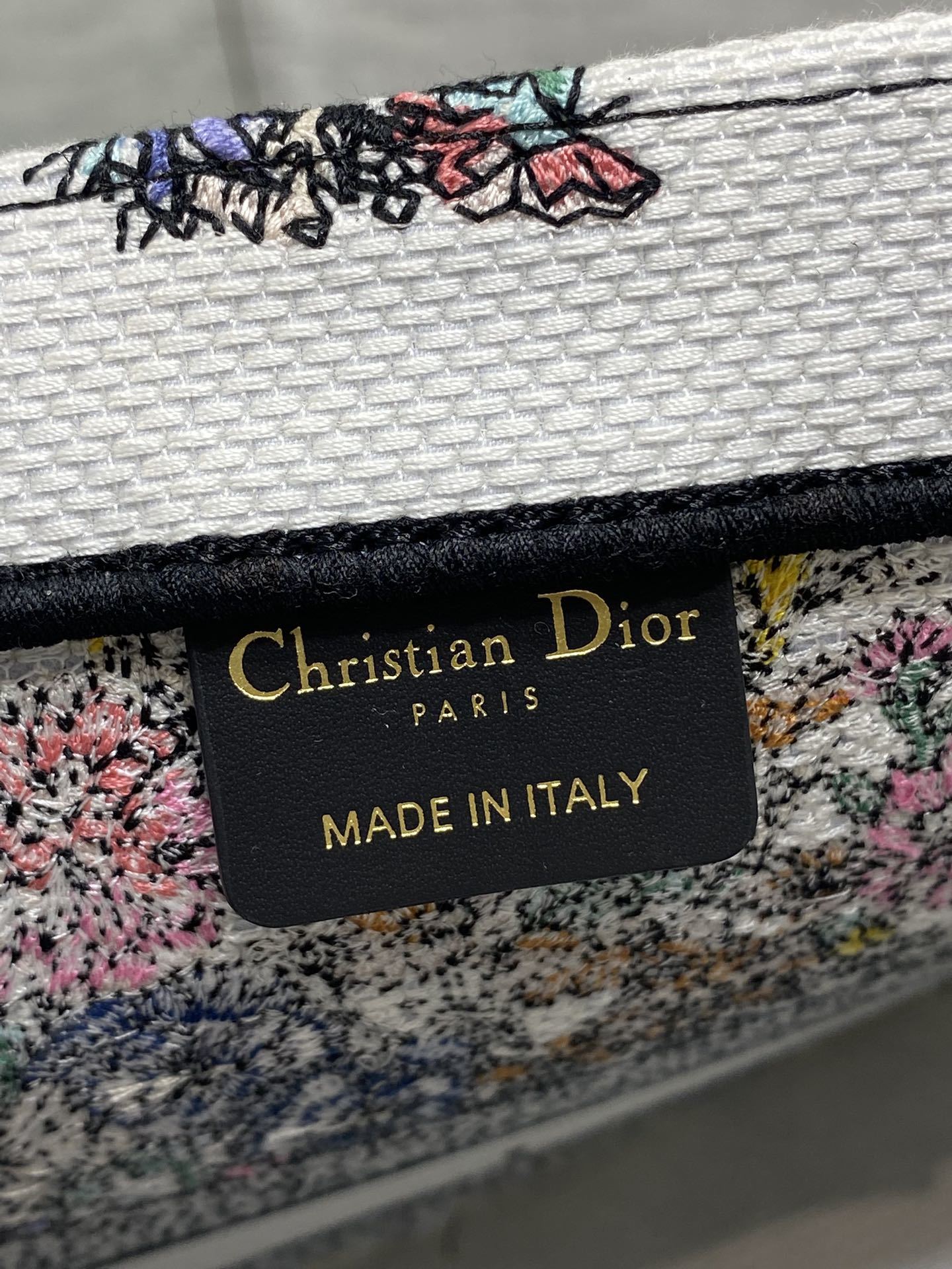 中号现货‼️ Tote最新春夏系列,彩色五角星刺绣图案,夏日气息扑面而来,高级的拼色,标志性的字母,超大