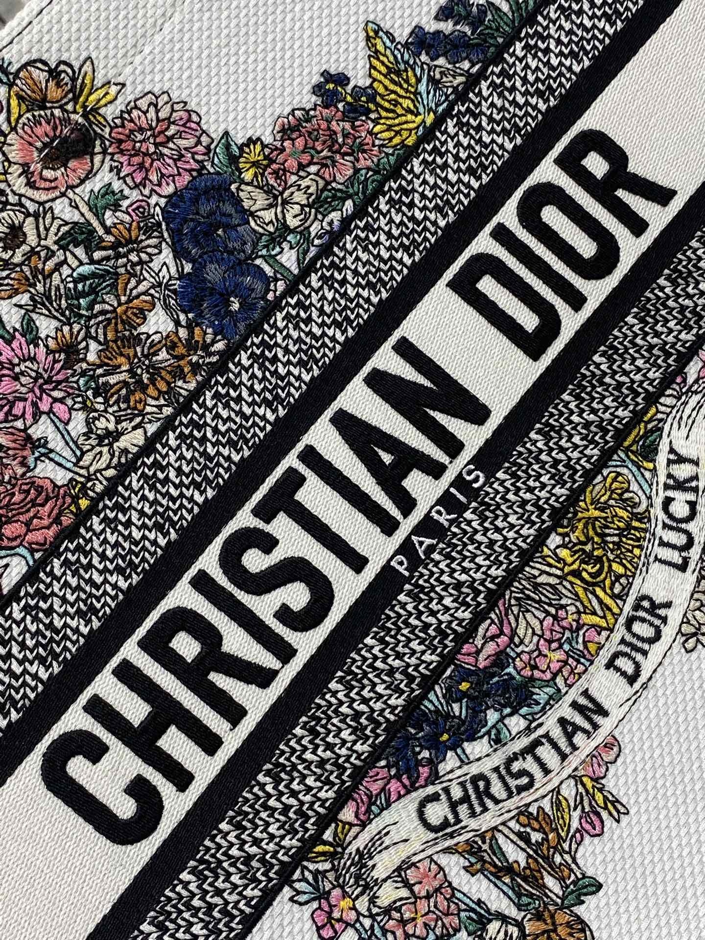 中号现货‼️ Tote最新春夏系列,彩色五角星刺绣图案,夏日气息扑面而来,高级的拼色,标志性的字母,超大