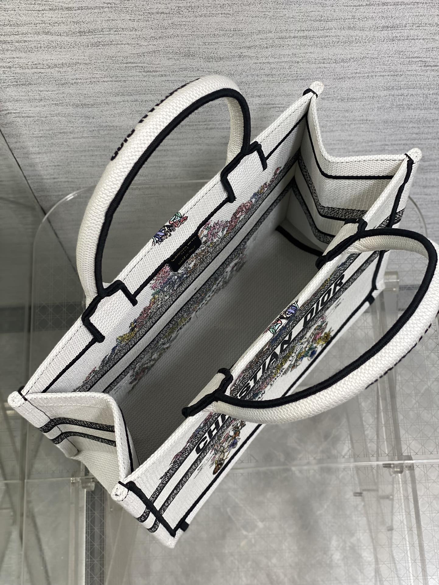 中号现货‼️ Tote最新春夏系列,彩色五角星刺绣图案,夏日气息扑面而来,高级的拼色,标志性的字母,超大