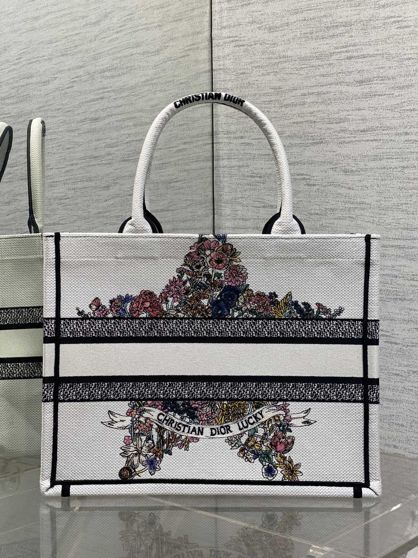 中号现货‼️ Tote最新春夏系列,彩色五角星刺绣图案,夏日气息扑面而来,高级的拼色,标志性的字母,超大