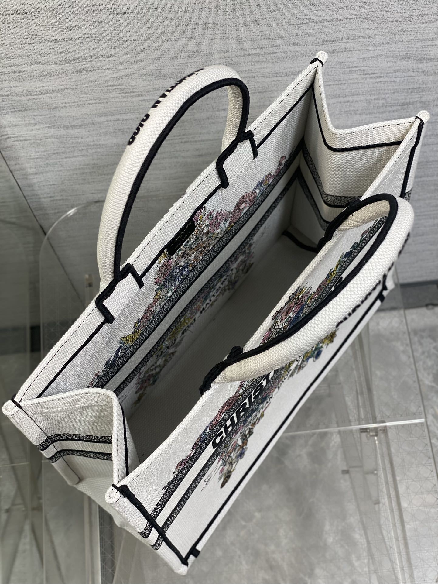 大号现货‼️ Tote最新春夏系列,彩色五角星刺绣图案,夏日气息扑面而来,高级的拼色,标志性的字母,超大