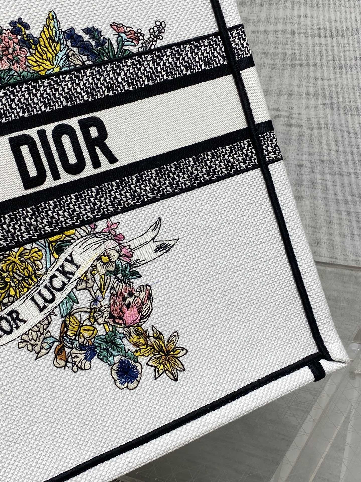 大号现货‼️ Tote最新春夏系列,彩色五角星刺绣图案,夏日气息扑面而来,高级的拼色,标志性的字母,超大