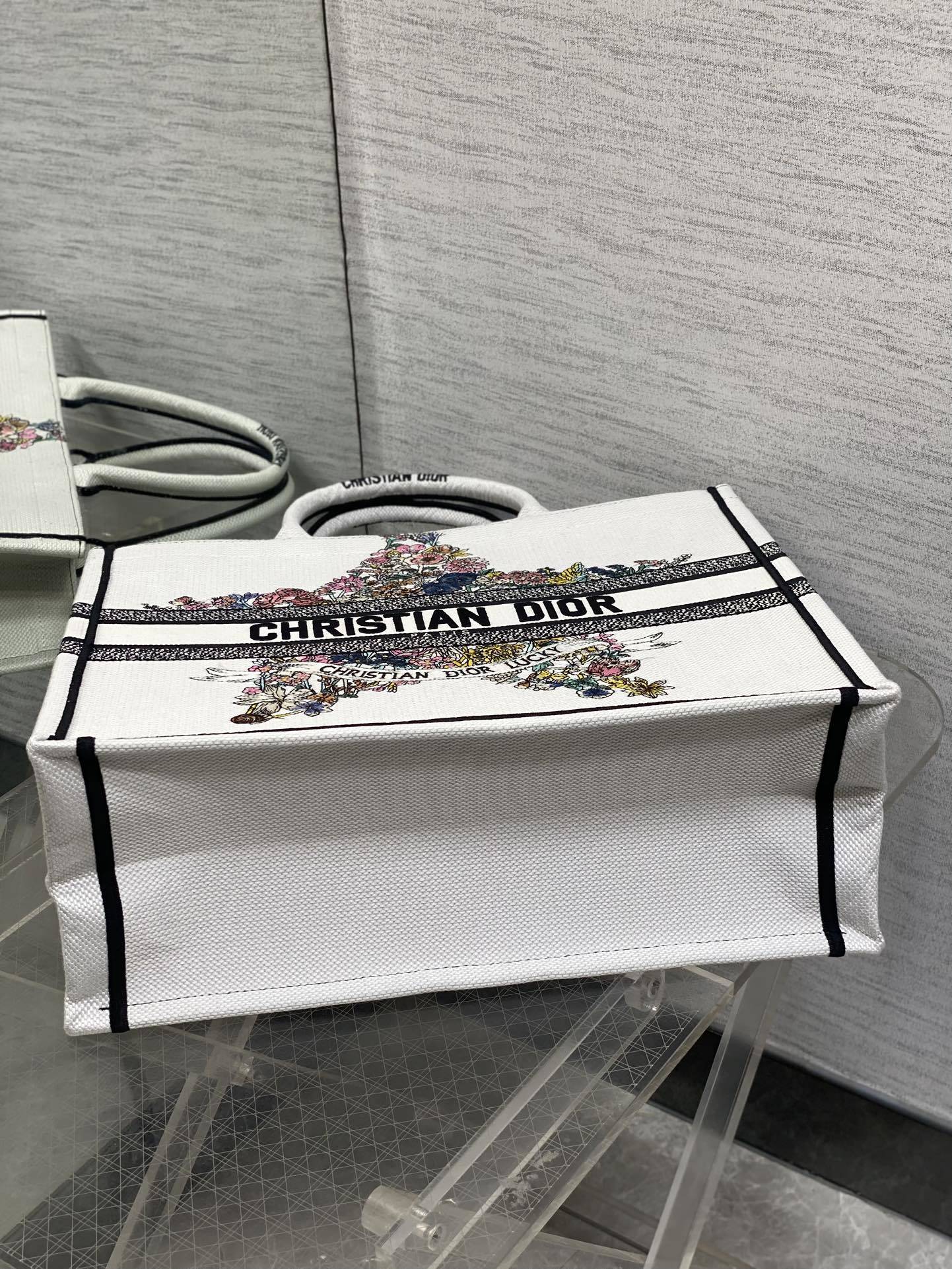 大号现货‼️ Tote最新春夏系列,彩色五角星刺绣图案,夏日气息扑面而来,高级的拼色,标志性的字母,超大