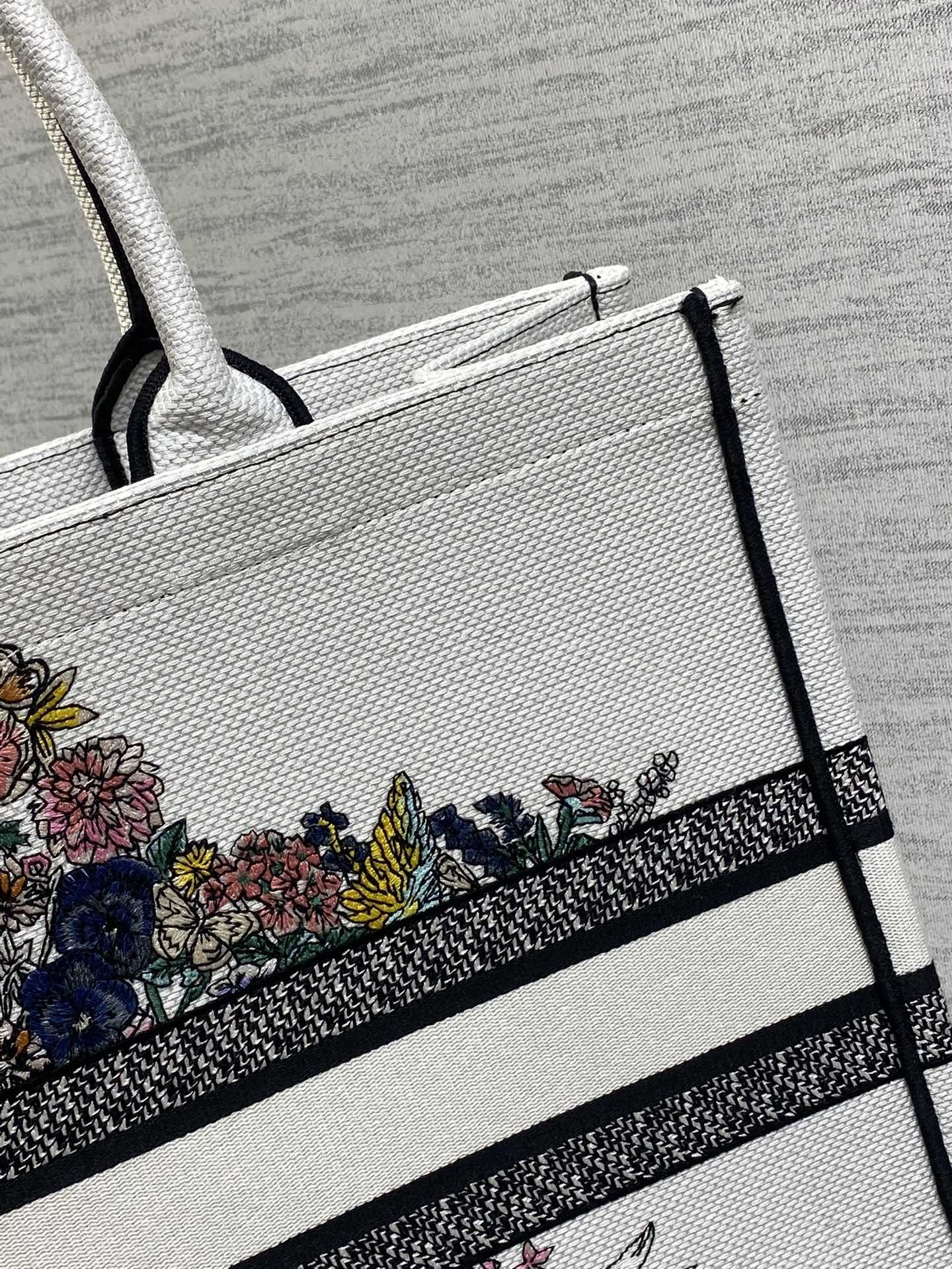 大号现货‼️ Tote最新春夏系列,彩色五角星刺绣图案,夏日气息扑面而来,高级的拼色,标志性的字母,超大