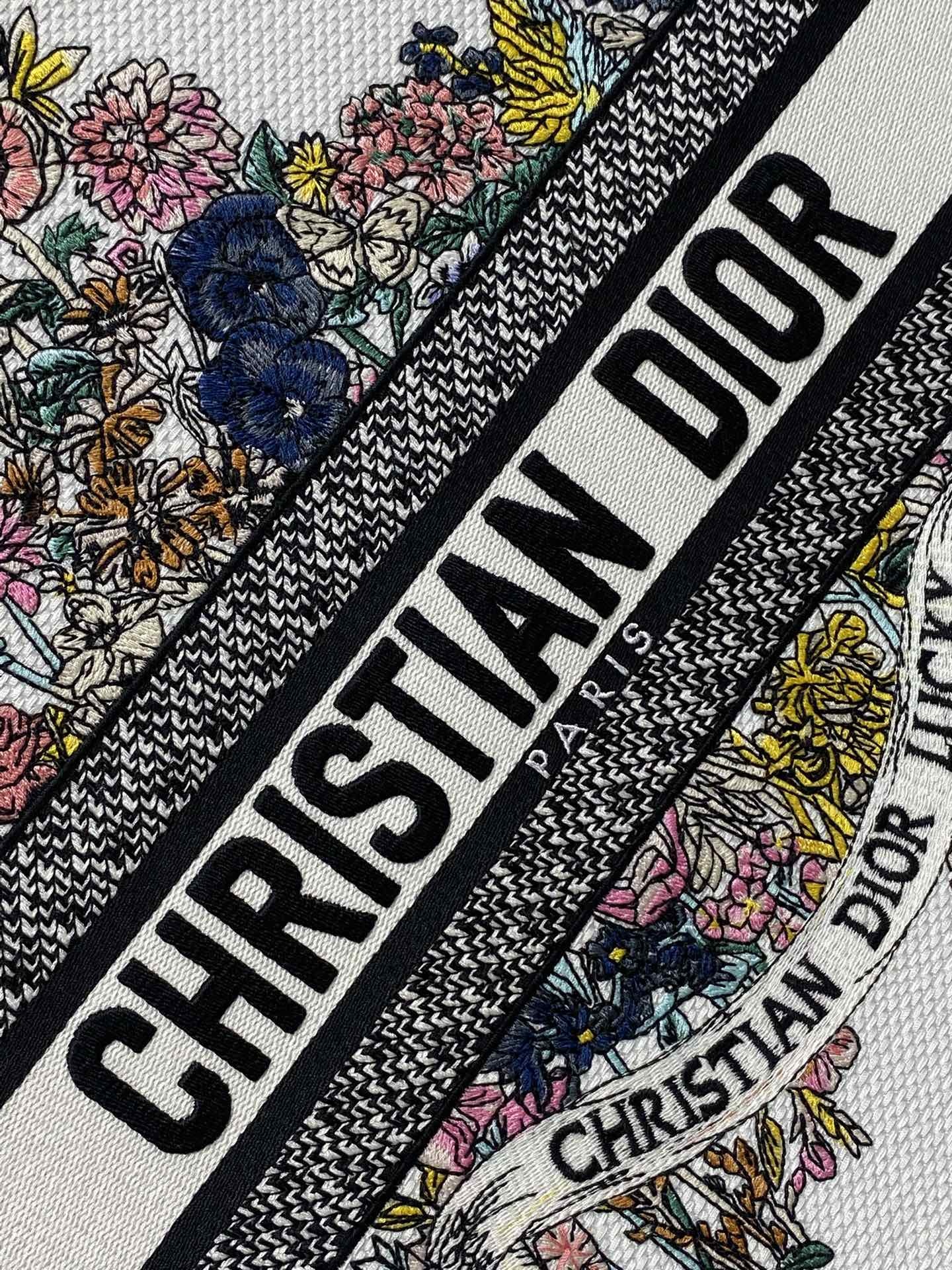 大号现货‼️ Tote最新春夏系列,彩色五角星刺绣图案,夏日气息扑面而来,高级的拼色,标志性的字母,超大