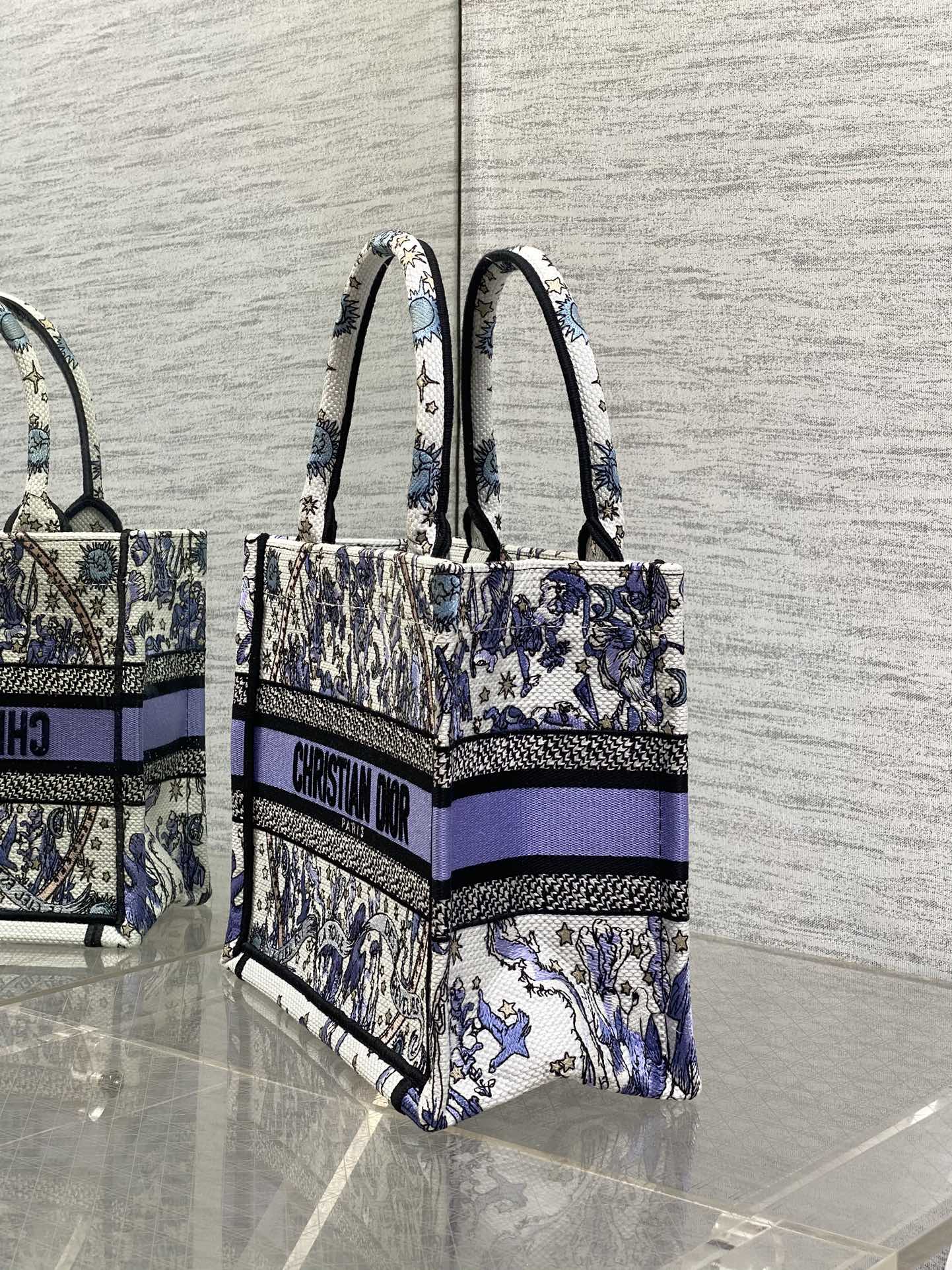 小号现货‼️Tote最新尺寸小号,被种草了这个包🌿,比原本的小号短一点,显得非常秀气😘,既保留了小包的精