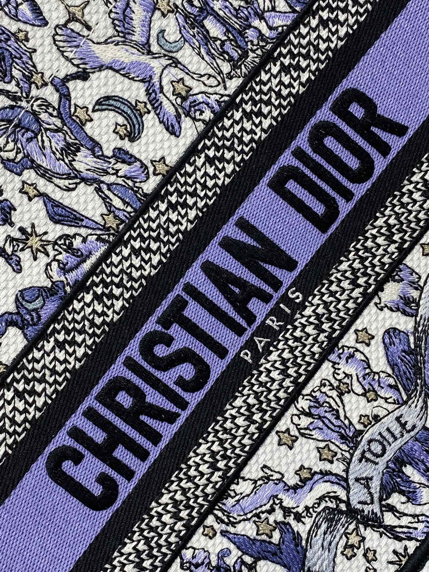 小号现货‼️Tote最新尺寸小号,被种草了这个包🌿,比原本的小号短一点,显得非常秀气😘,既保留了小包的精