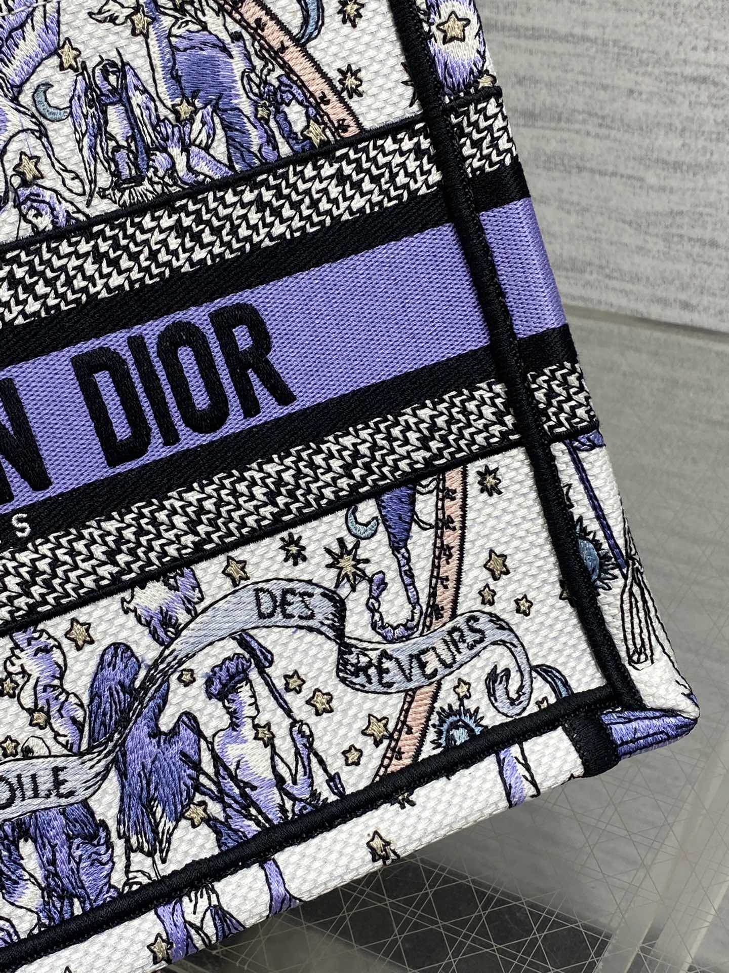 小号现货‼️Tote最新尺寸小号,被种草了这个包🌿,比原本的小号短一点,显得非常秀气😘,既保留了小包的精