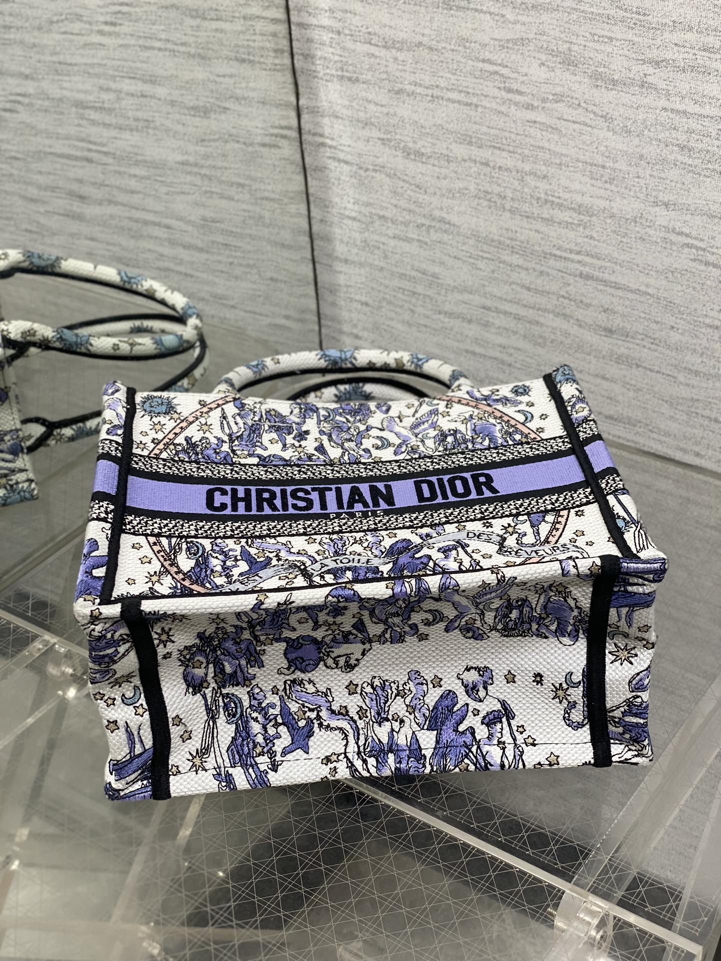 小号现货‼️Tote最新尺寸小号,被种草了这个包🌿,比原本的小号短一点,显得非常秀气😘,既保留了小包的精