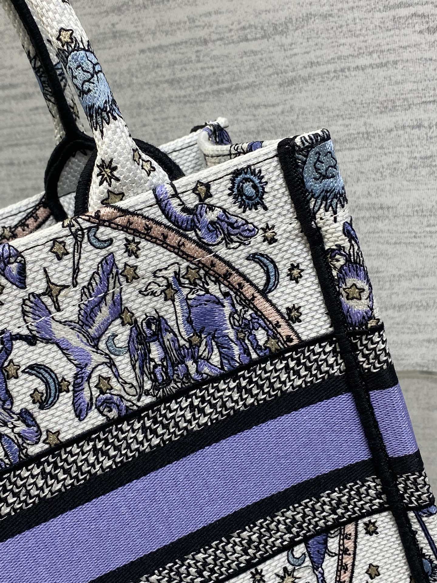 小号现货‼️Tote最新尺寸小号,被种草了这个包🌿,比原本的小号短一点,显得非常秀气😘,既保留了小包的精