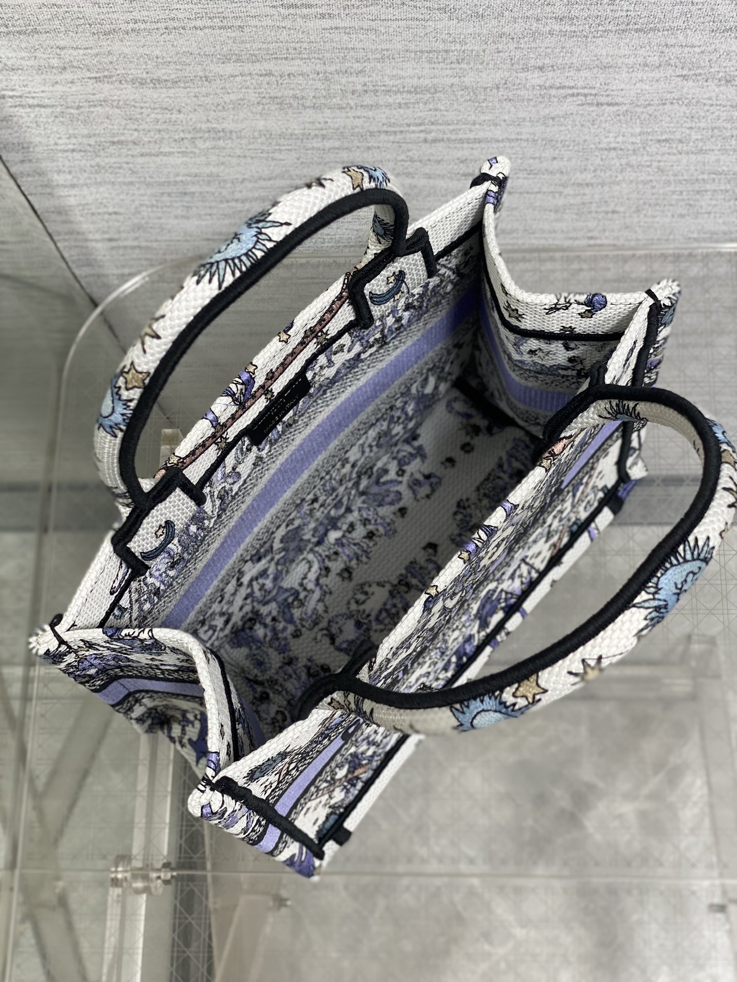 小号现货‼️Tote最新尺寸小号,被种草了这个包🌿,比原本的小号短一点,显得非常秀气😘,既保留了小包的精