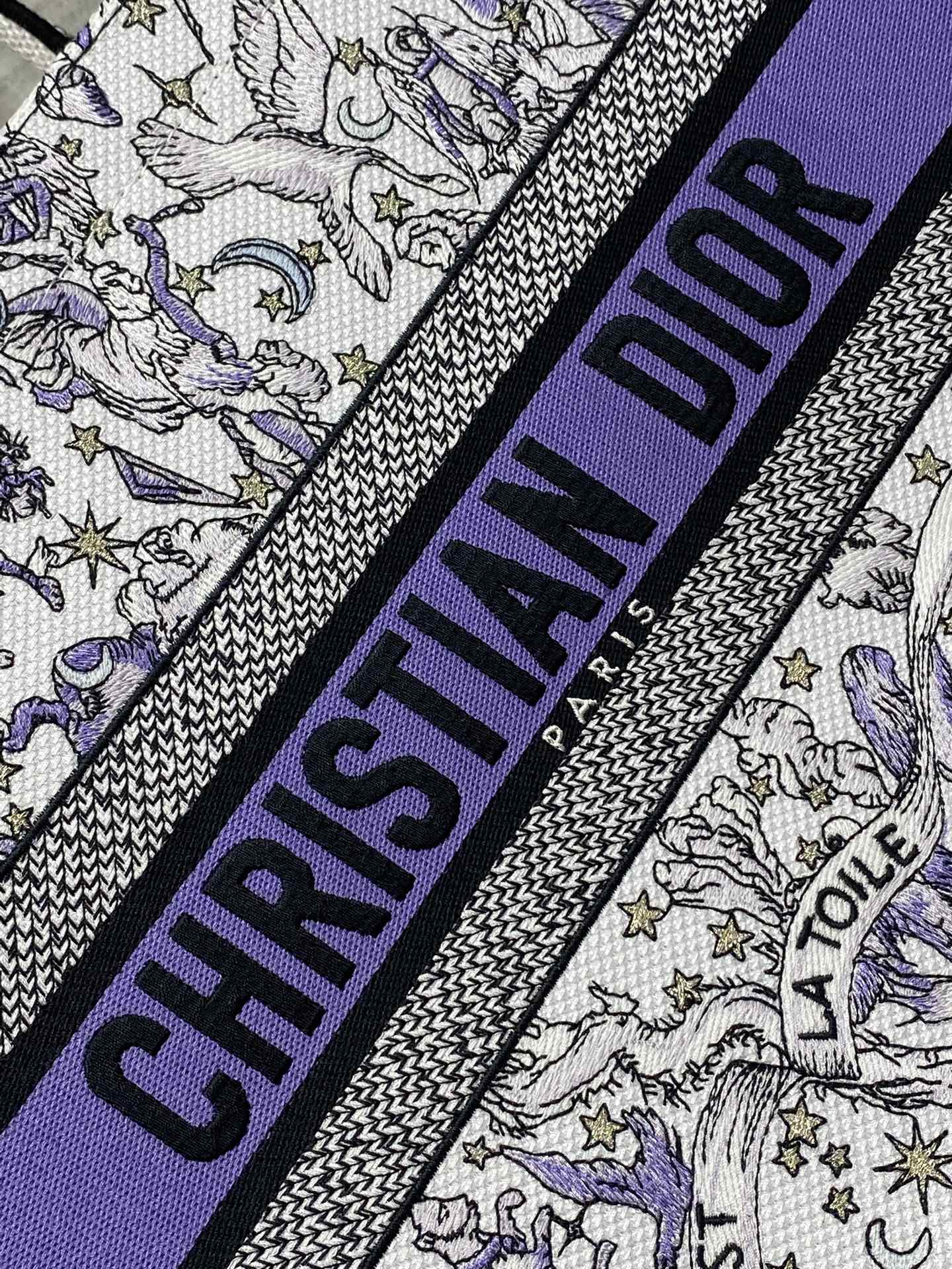 中号现货‼️ Tote最新春夏系列,蓝色野人刺绣图案,夏日气息扑面而来,高级的拼色,标志性的字母,超大容