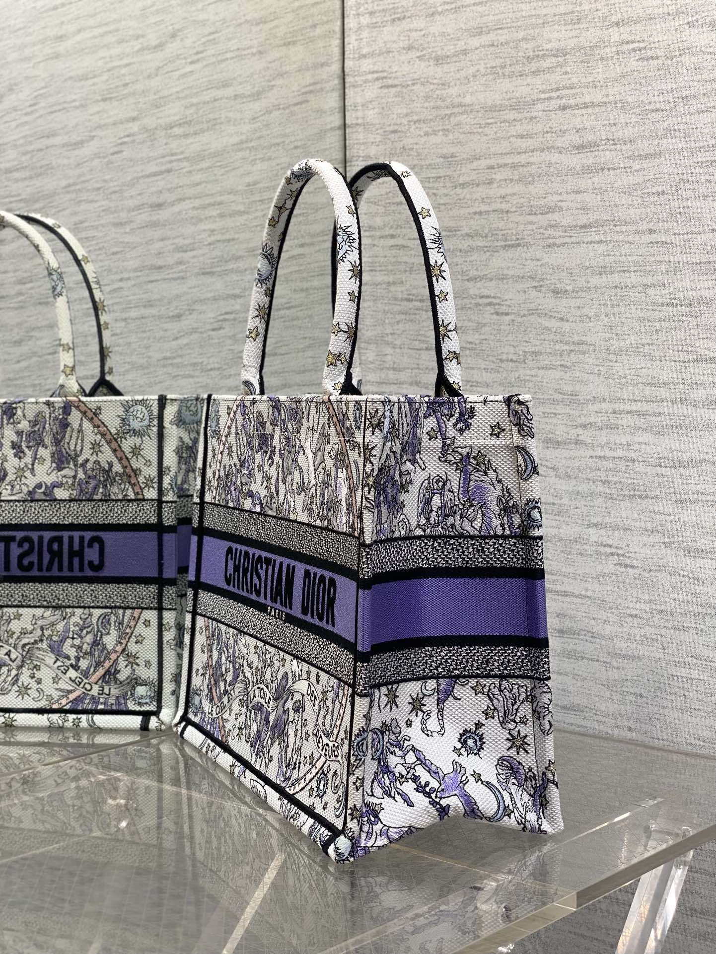 中号现货‼️ Tote最新春夏系列,蓝色野人刺绣图案,夏日气息扑面而来,高级的拼色,标志性的字母,超大容