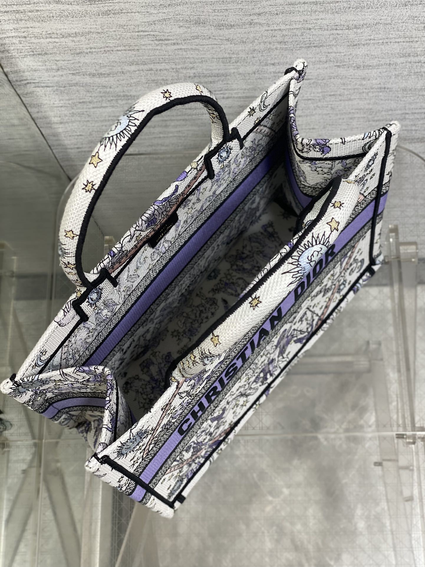 中号现货‼️ Tote最新春夏系列,蓝色野人刺绣图案,夏日气息扑面而来,高级的拼色,标志性的字母,超大容