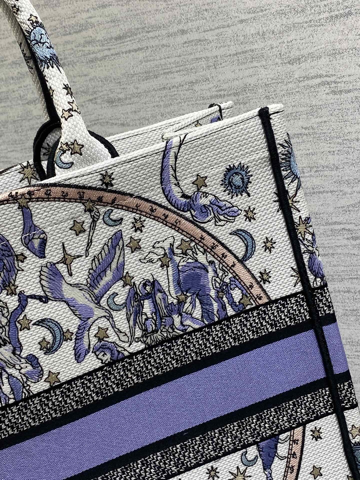 大号现货‼️ Tote最新春夏系列,蓝色野人刺绣图案,夏日气息扑面而来,高级的拼色,标志性的字母,超大容