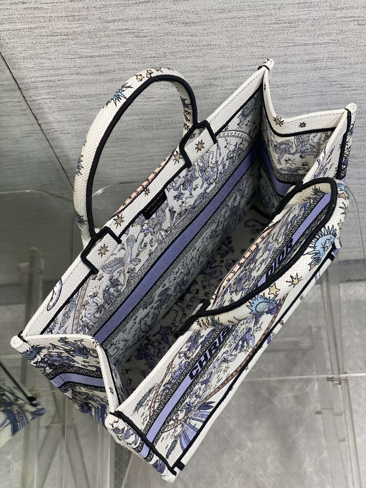 大号现货‼️ Tote最新春夏系列,蓝色野人刺绣图案,夏日气息扑面而来,高级的拼色,标志性的字母,超大容