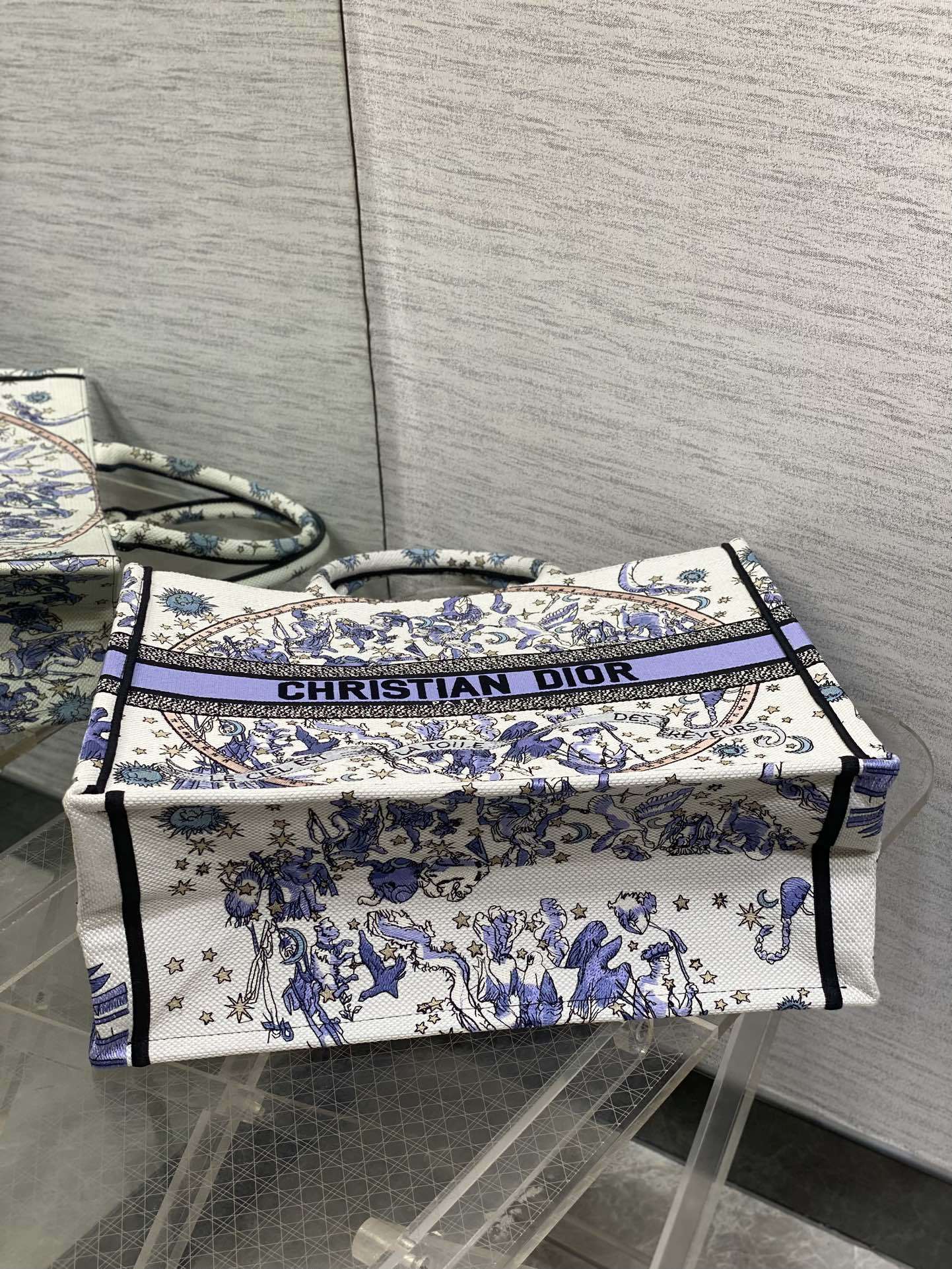 大号现货‼️ Tote最新春夏系列,蓝色野人刺绣图案,夏日气息扑面而来,高级的拼色,标志性的字母,超大容