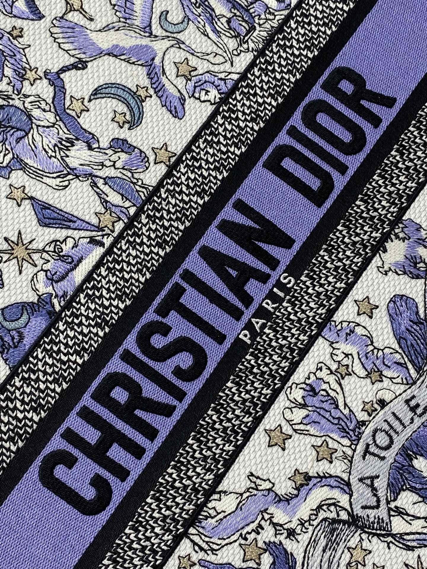 大号现货‼️ Tote最新春夏系列,蓝色野人刺绣图案,夏日气息扑面而来,高级的拼色,标志性的字母,超大容