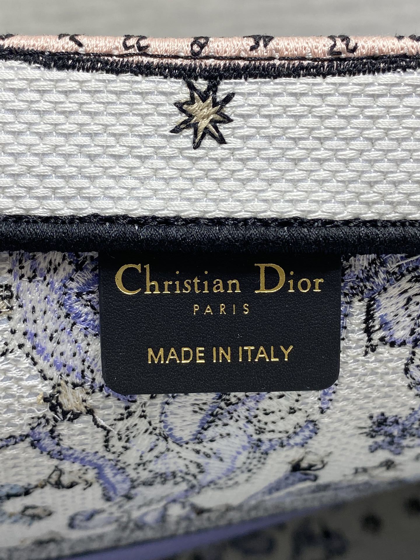 大号现货‼️ Tote最新春夏系列,蓝色野人刺绣图案,夏日气息扑面而来,高级的拼色,标志性的字母,超大容