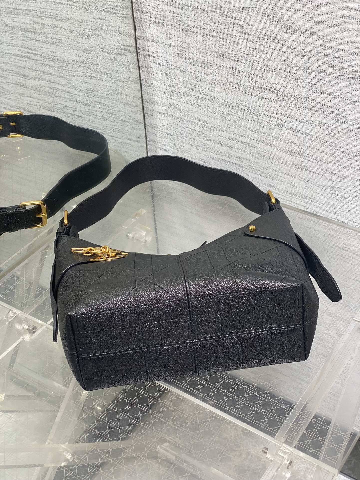 现货‼️新款手袋DIOR VOYAGE系列,太酷了吧,全新的包形运动感十足,无法拒绝的高级感,复古的油蜡