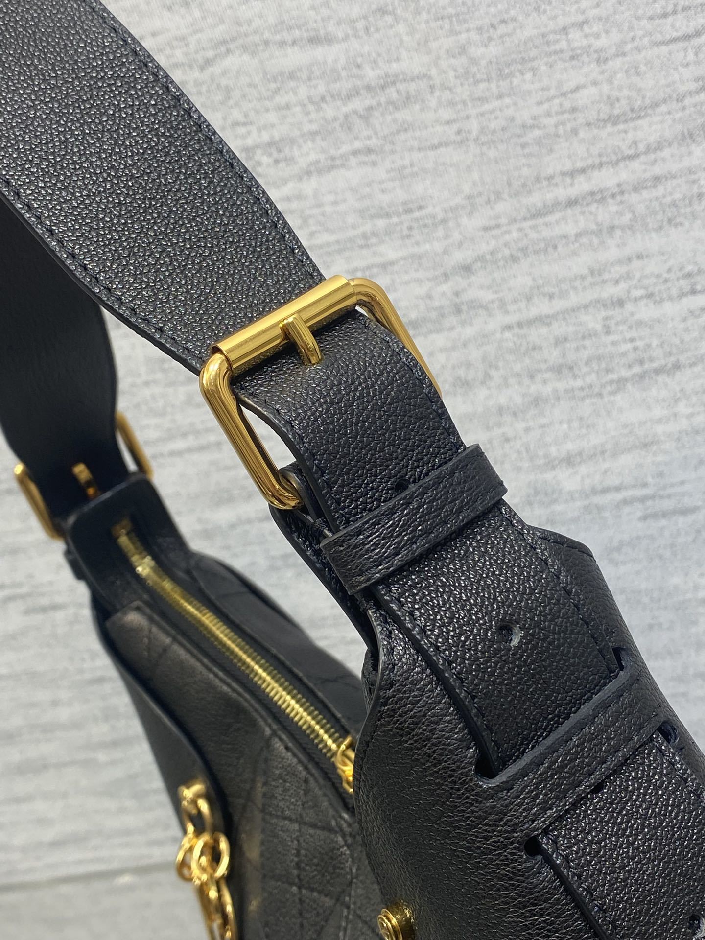 现货‼️新款手袋DIOR VOYAGE系列,太酷了吧,全新的包形运动感十足,无法拒绝的高级感,复古的油蜡