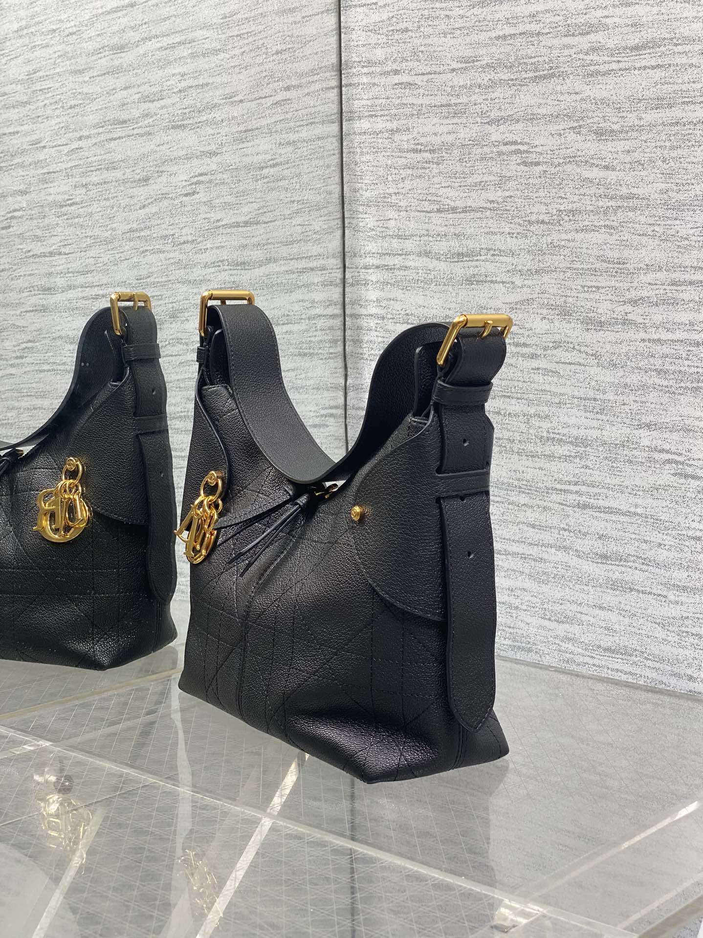 现货‼️新款手袋DIOR VOYAGE系列,太酷了吧,全新的包形运动感十足,无法拒绝的高级感,复古的油蜡