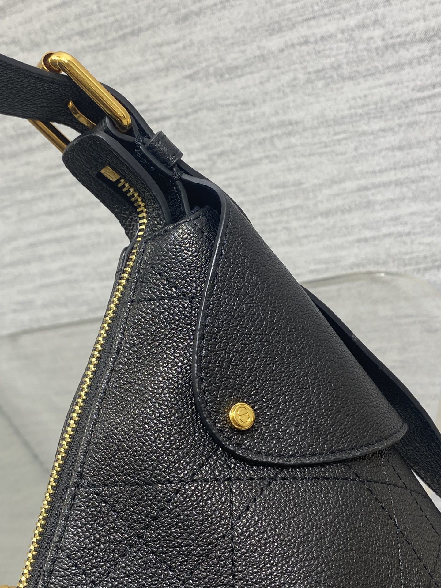 现货‼️新款手袋DIOR VOYAGE系列,太酷了吧,全新的包形运动感十足,无法拒绝的高级感,复古的油蜡