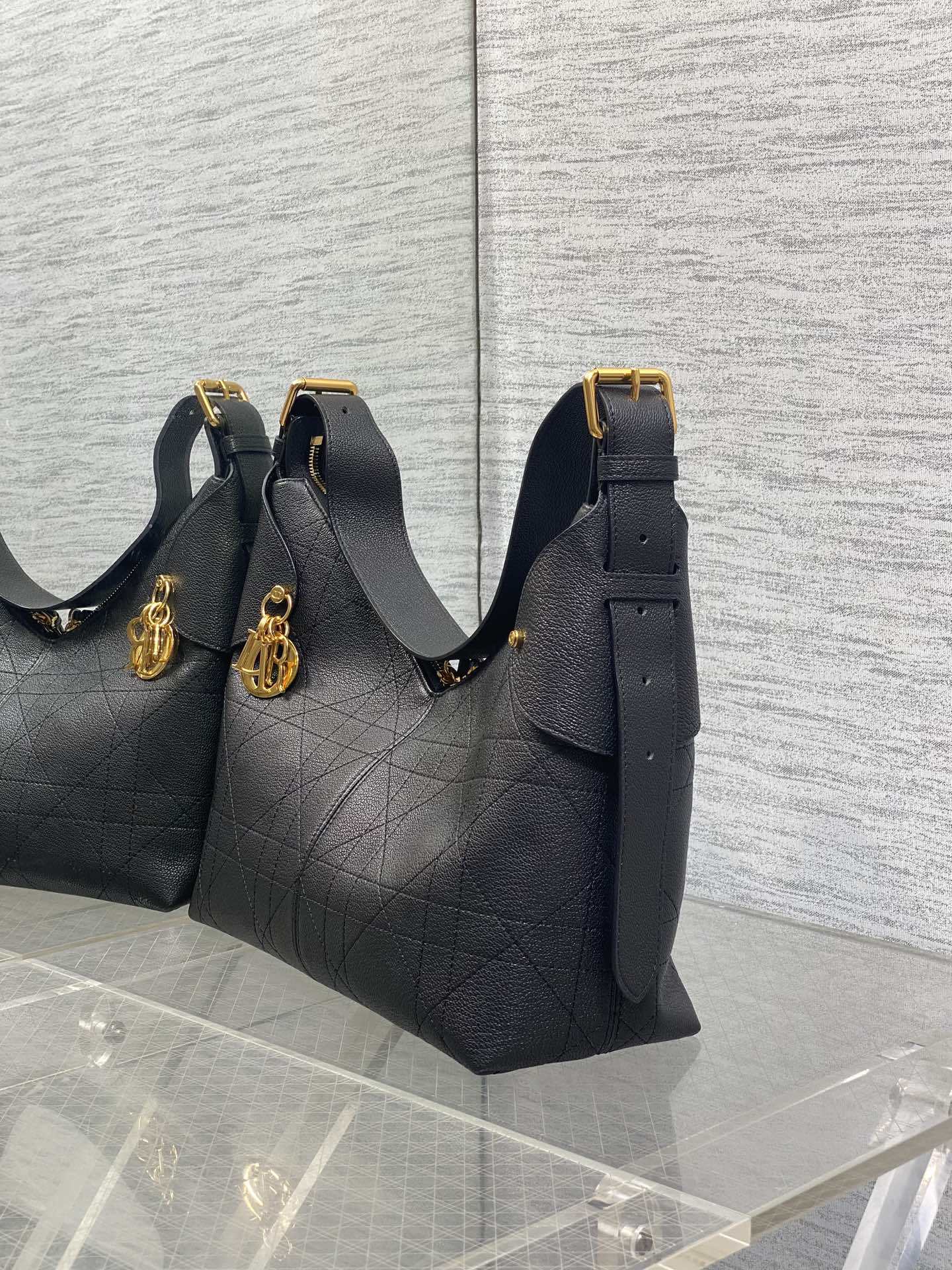 现货‼️新款手袋DIOR VOYAGE系列,太酷了吧,全新的包形运动感十足,无法拒绝的高级感,复古的油蜡