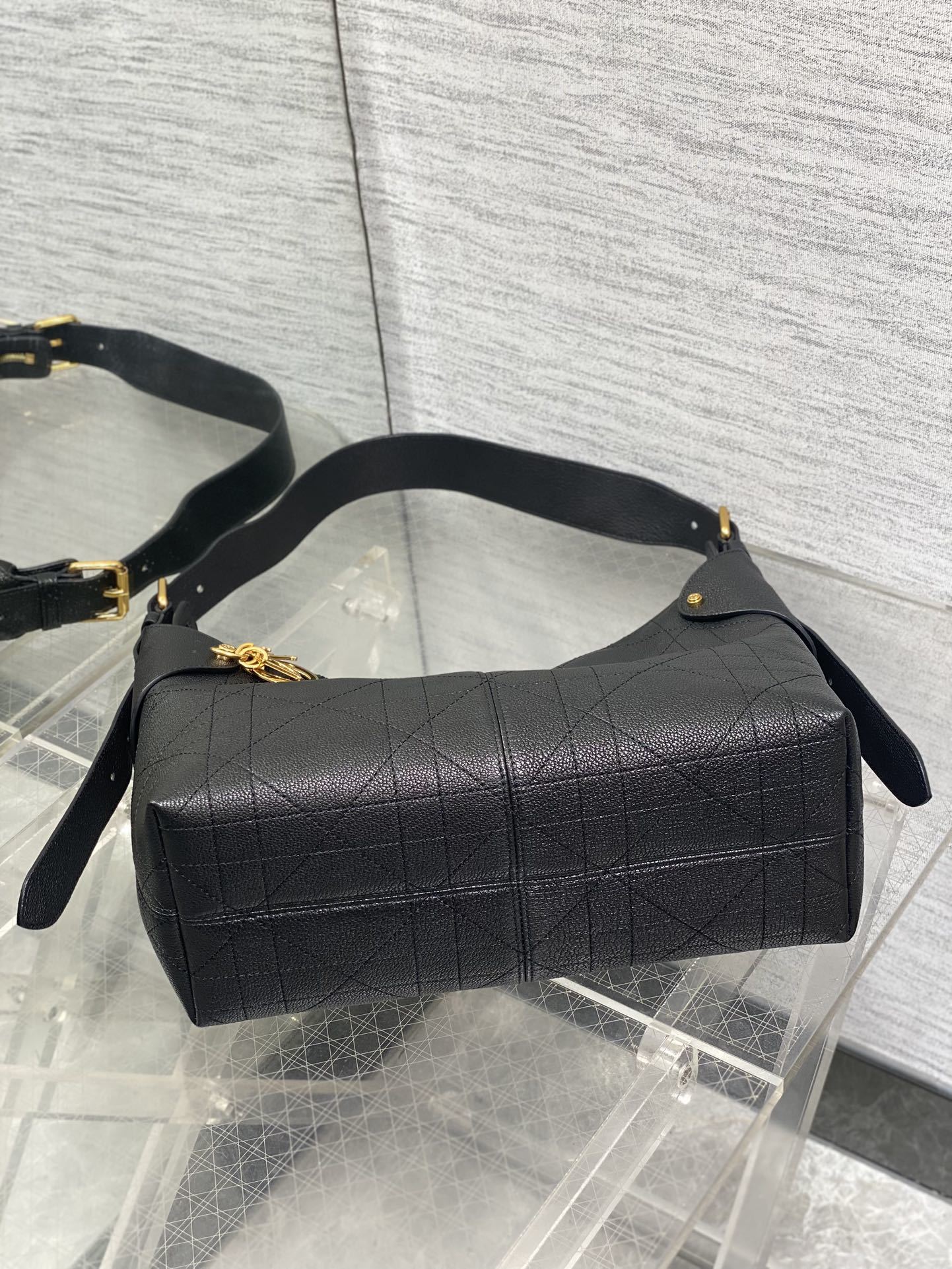 现货‼️新款手袋DIOR VOYAGE系列,太酷了吧,全新的包形运动感十足,无法拒绝的高级感,复古的油蜡