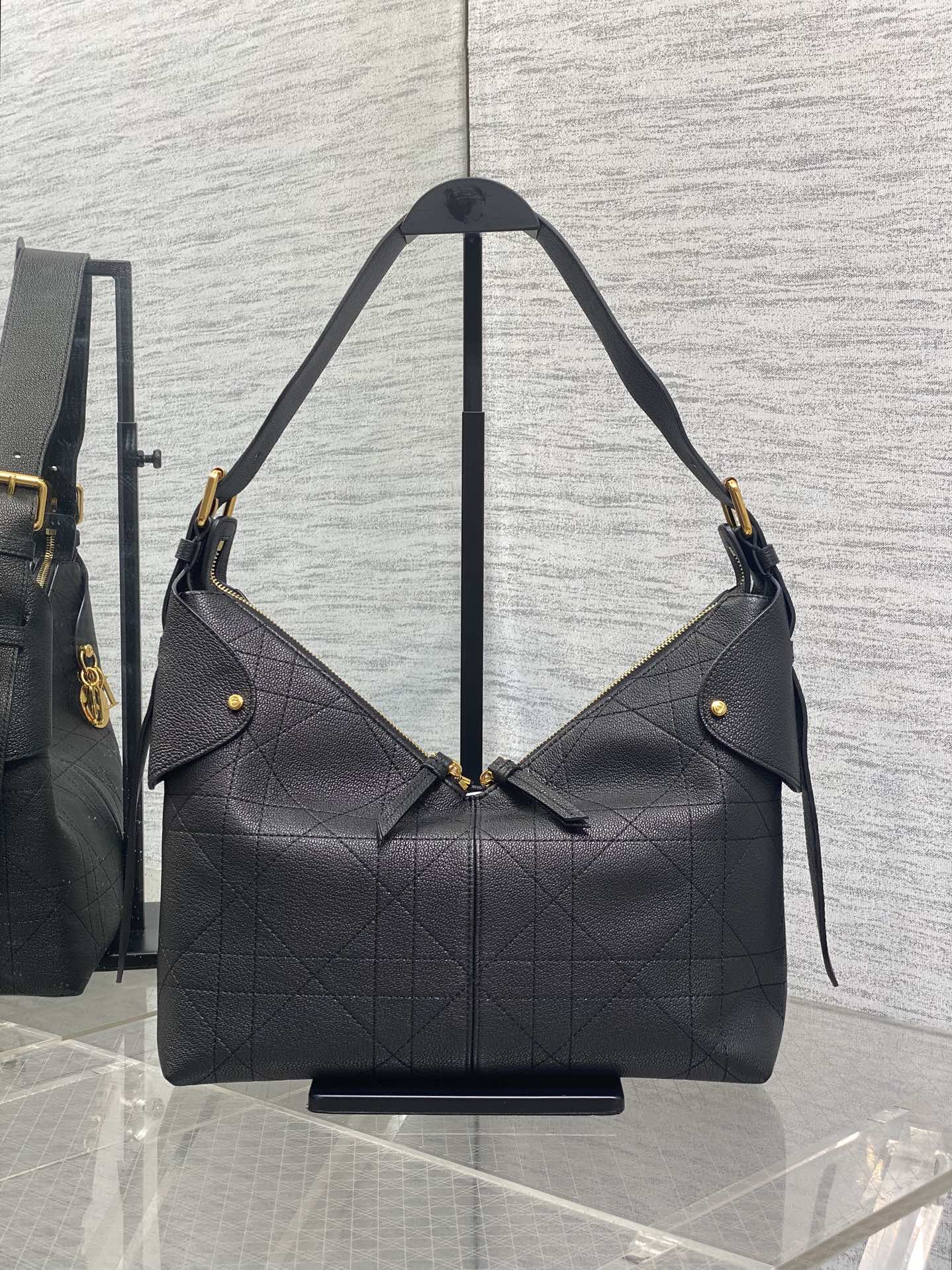 现货‼️新款手袋DIOR VOYAGE系列,太酷了吧,全新的包形运动感十足,无法拒绝的高级感,复古的油蜡