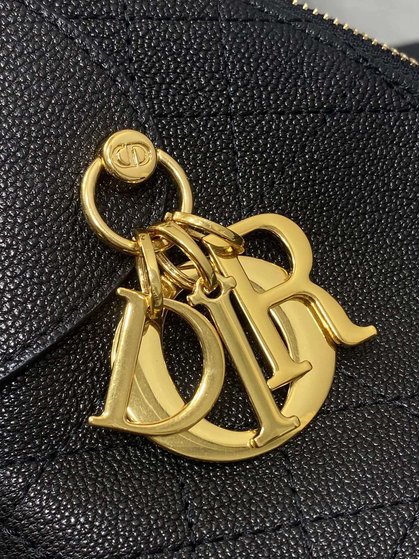 现货‼️新款手袋DIOR VOYAGE系列,太酷了吧,全新的包形运动感十足,无法拒绝的高级感,复古的油蜡