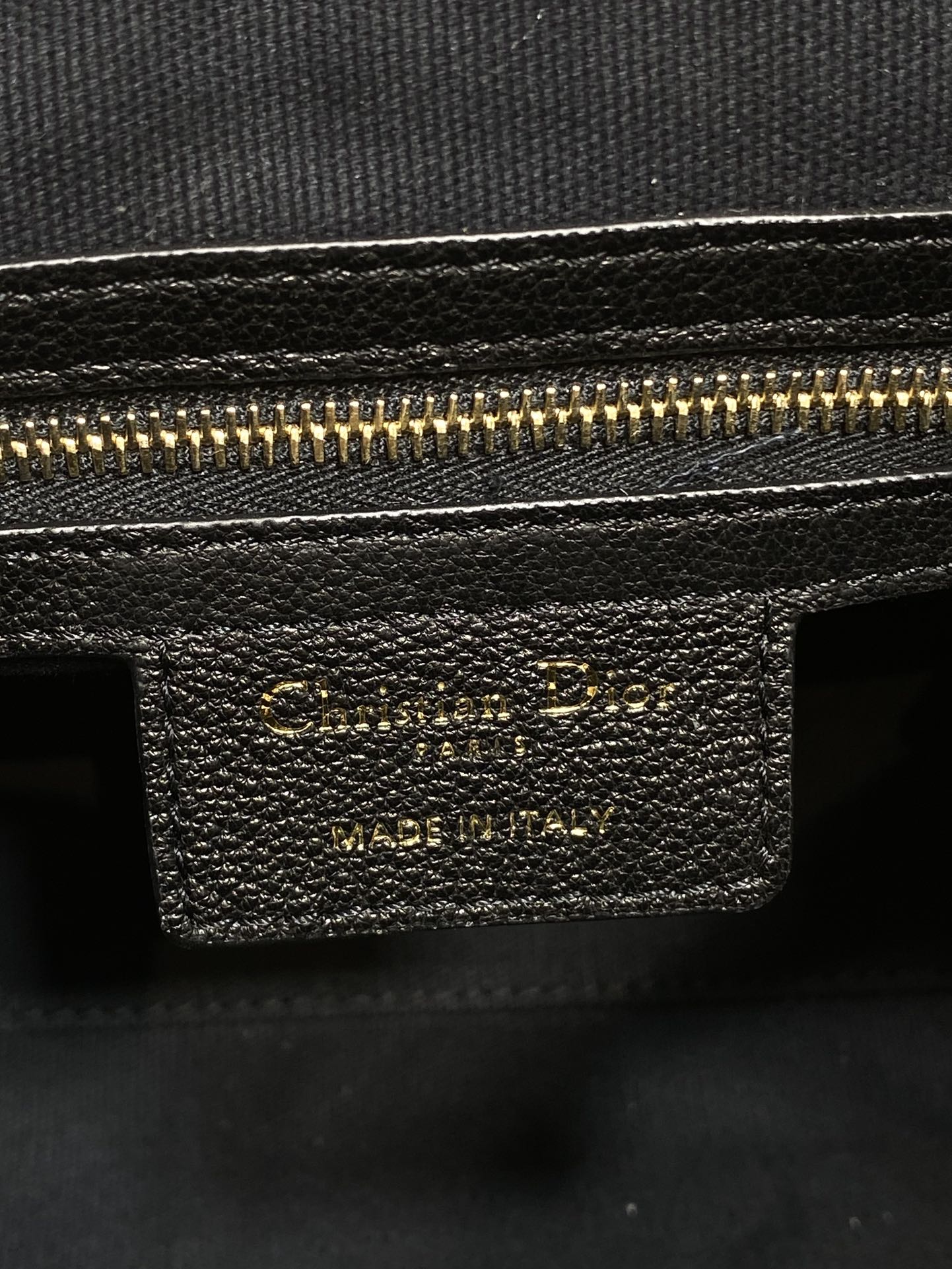 现货‼️新款手袋DIOR VOYAGE系列,太酷了吧,全新的包形运动感十足,无法拒绝的高级感,复古的油蜡