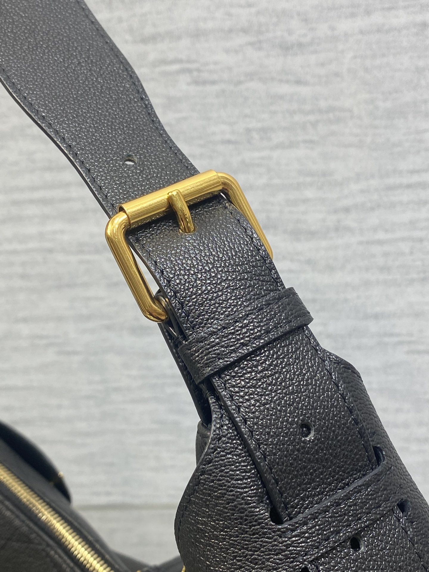 现货‼️新款手袋DIOR VOYAGE系列,太酷了吧,全新的包形运动感十足,无法拒绝的高级感,复古的油蜡