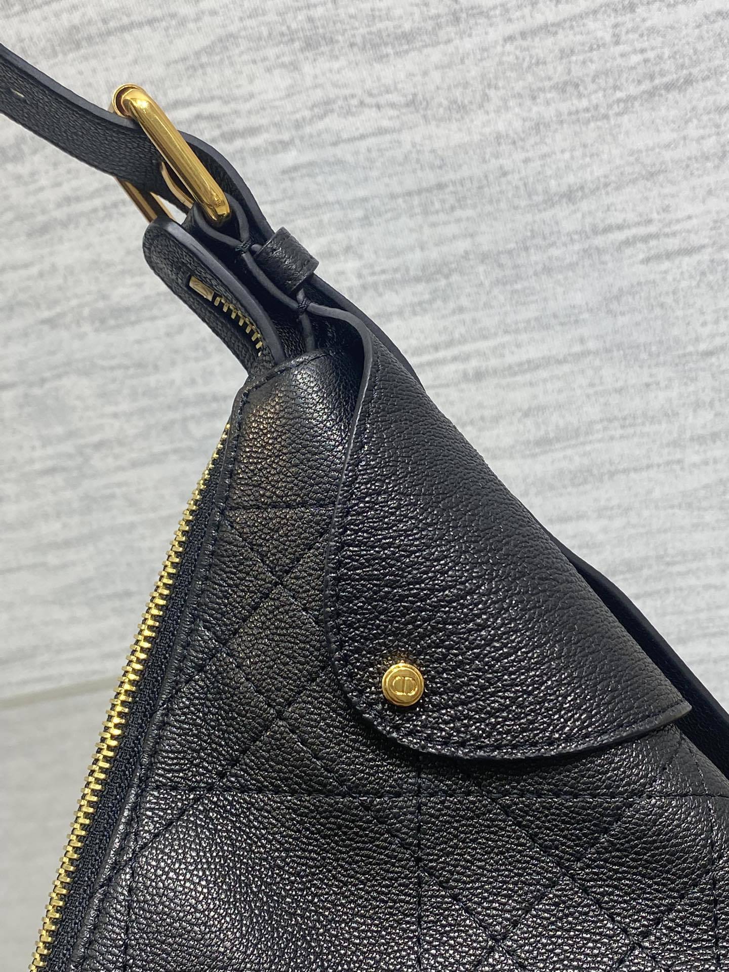 现货‼️新款手袋DIOR VOYAGE系列,太酷了吧,全新的包形运动感十足,无法拒绝的高级感,复古的油蜡