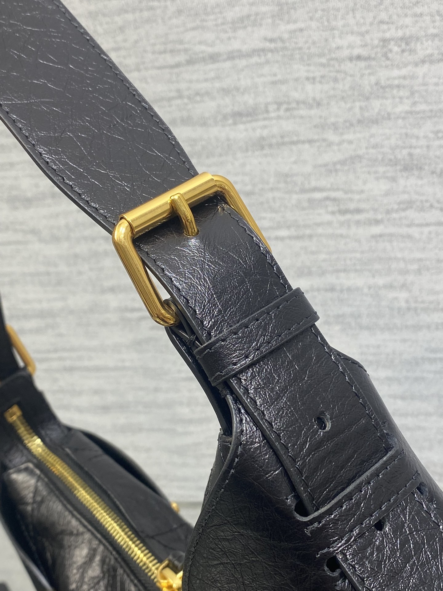 现货‼️新款手袋DIOR VOYAGE系列,太酷了吧,全新的包形运动感十足,无法拒绝的高级感,复古的油蜡