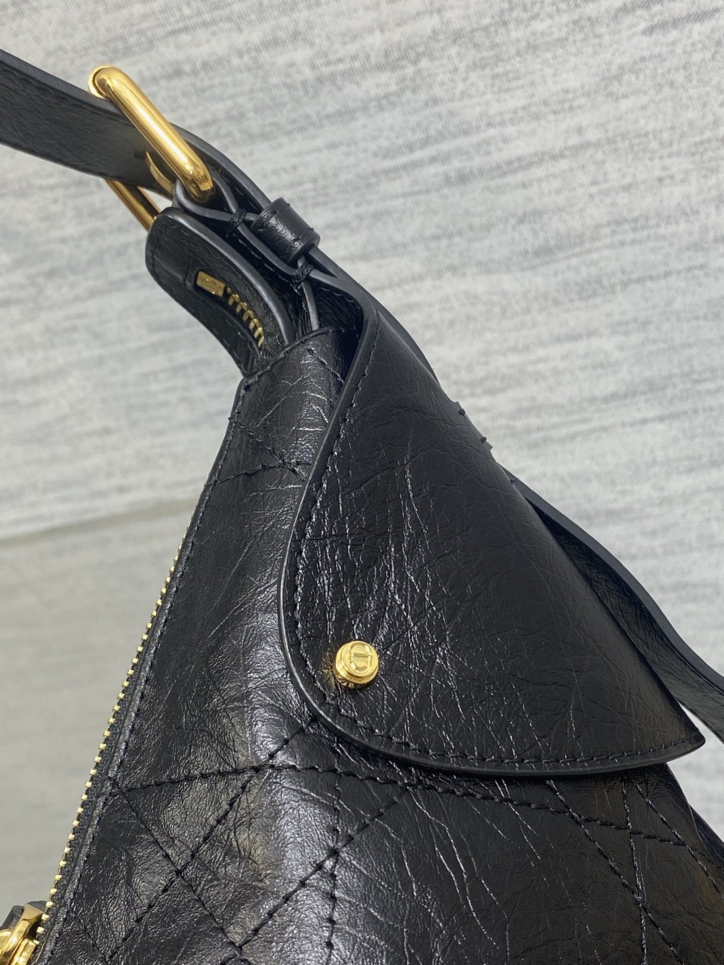 现货‼️新款手袋DIOR VOYAGE系列,太酷了吧,全新的包形运动感十足,无法拒绝的高级感,复古的油蜡