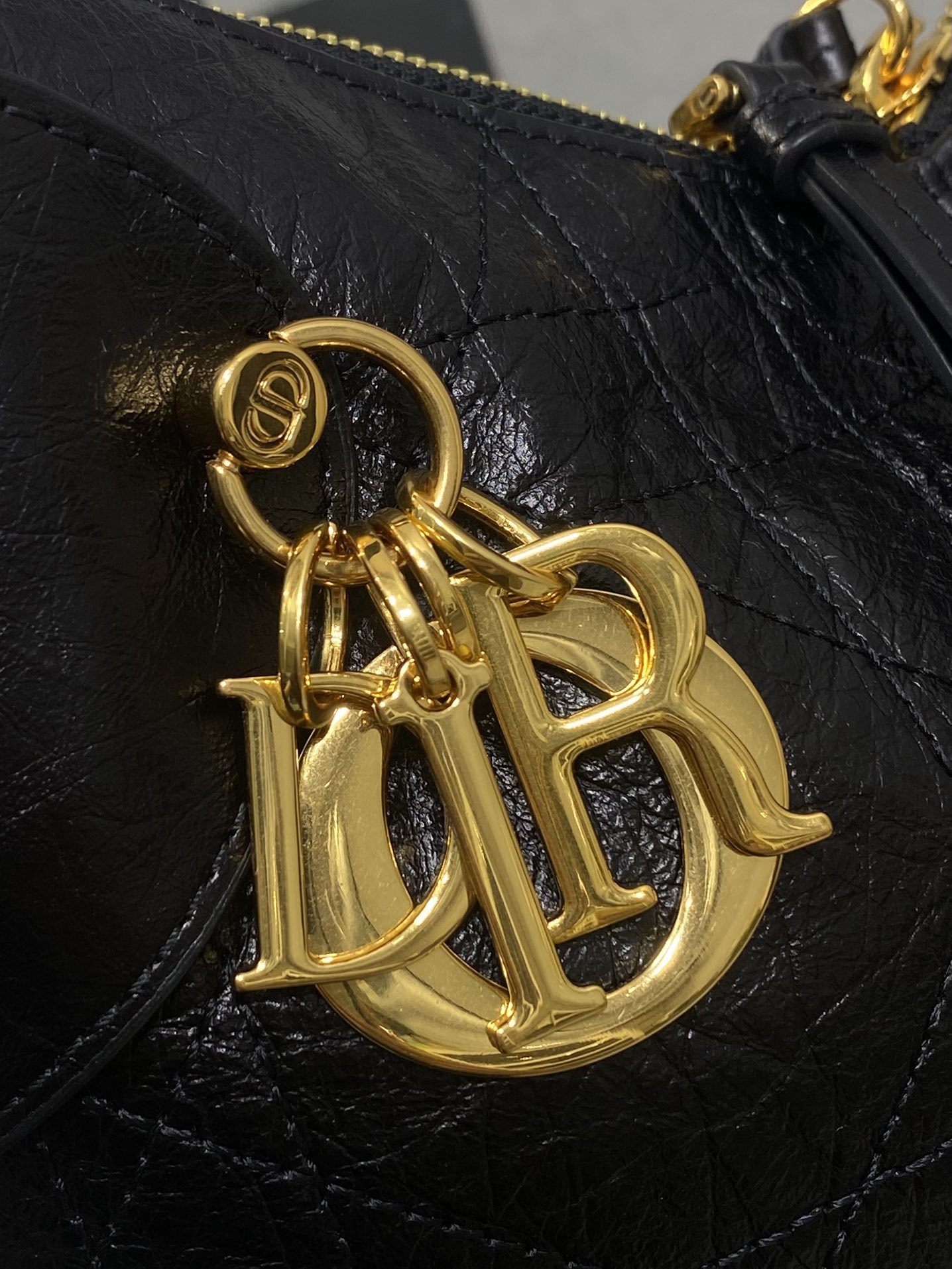 现货‼️新款手袋DIOR VOYAGE系列,太酷了吧,全新的包形运动感十足,无法拒绝的高级感,复古的油蜡