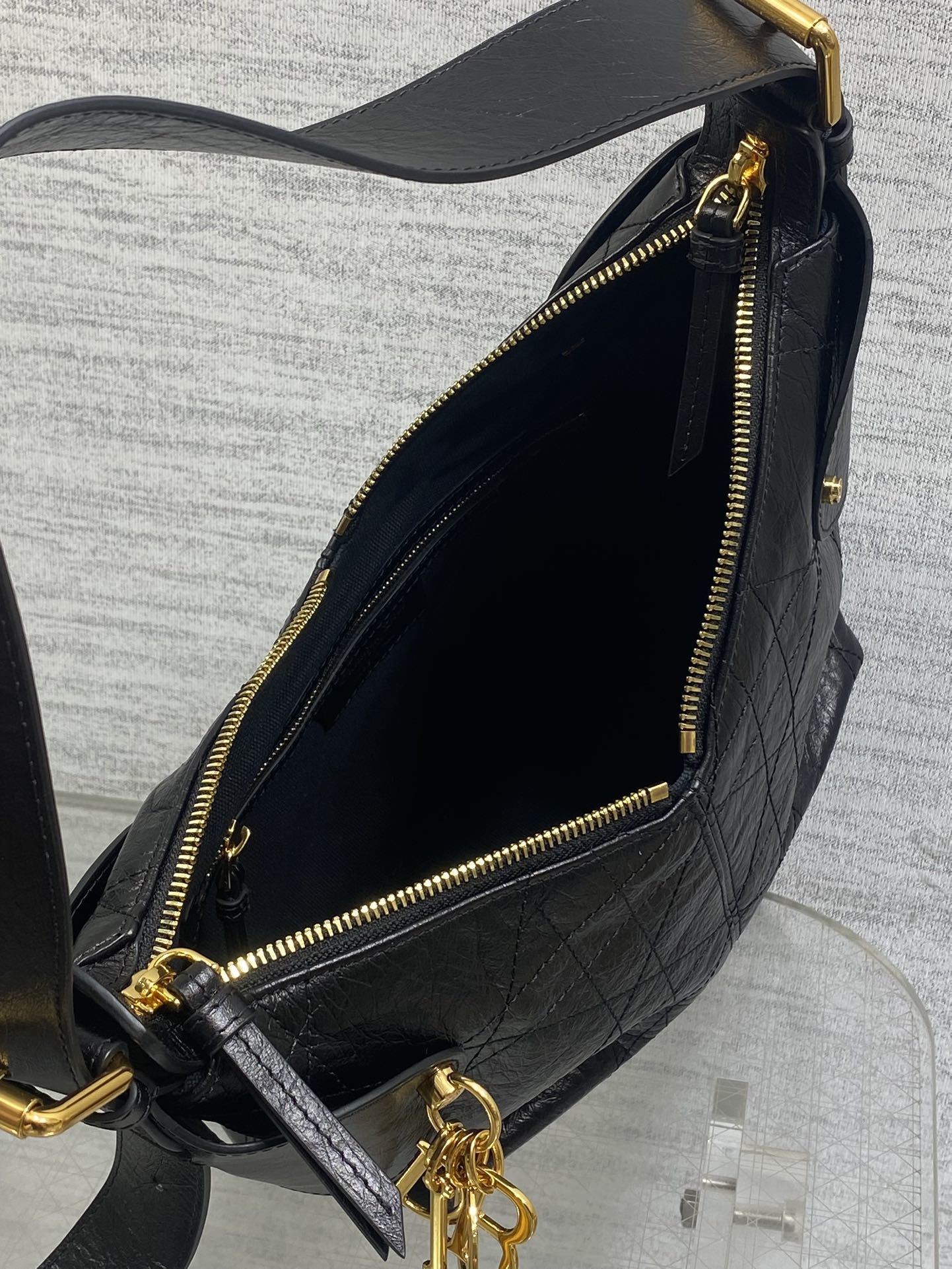 现货‼️新款手袋DIOR VOYAGE系列,太酷了吧,全新的包形运动感十足,无法拒绝的高级感,复古的油蜡